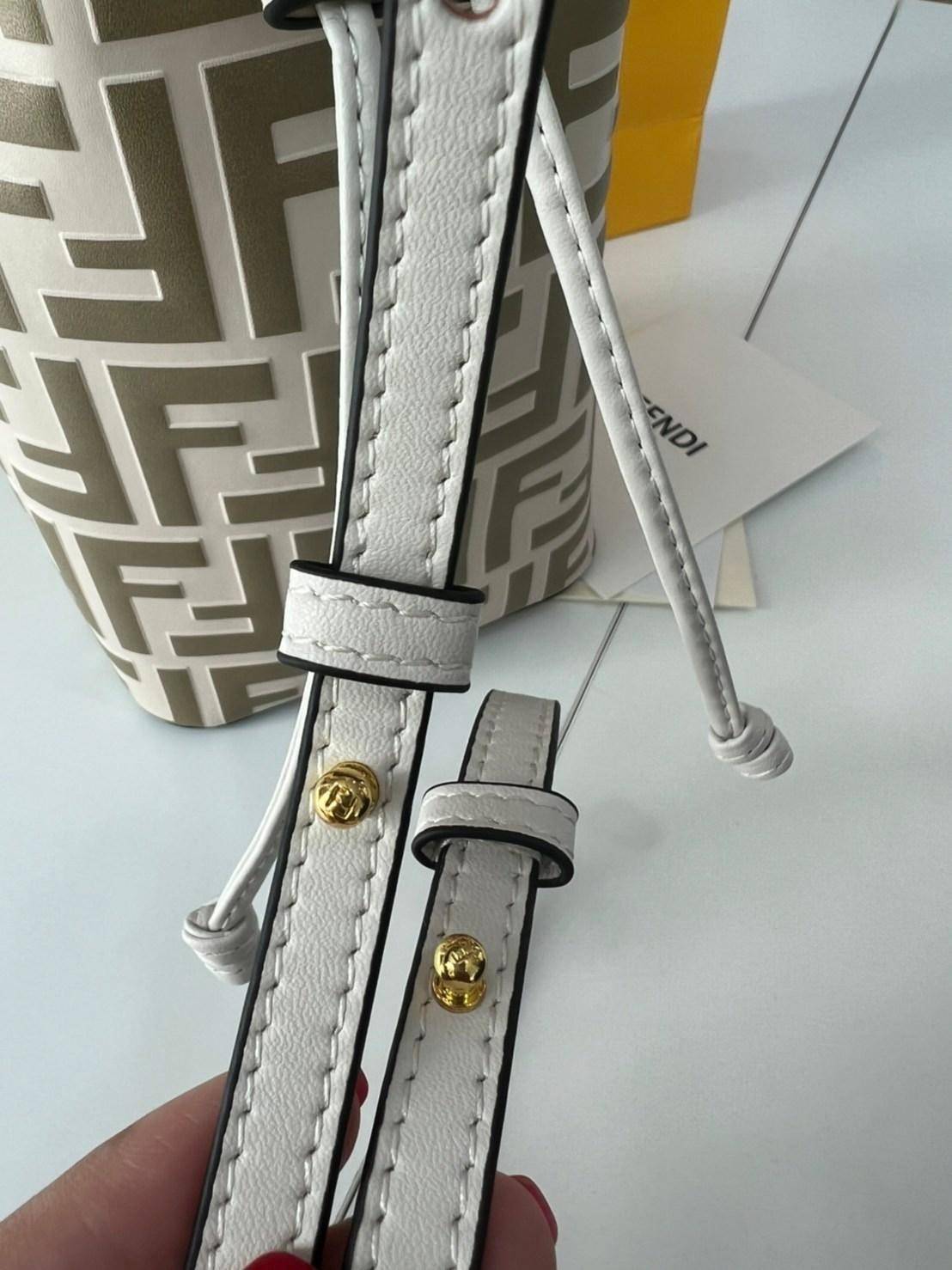 Fendi MonTresor mini Bucket Bag กระเป๋าถือหรือสะพายข้าง วัสดุหนังแท้หนังแข็ง ทรงขนมจีบ ลายแบรนด์ อะไหล่ทองหรูหรา จุของได้เยอะ น้ำหนักเบา ตั้งอยู่ทรง ด้านในโล่ง มี2สาย สายสั้น+ยาว ถอดสายได้ Crossbody ได้ สายยาวปรับระดับได้ คุ้มสุดๆ ใบนี้ไม่ควรพลาดค่ะ ดาราเ