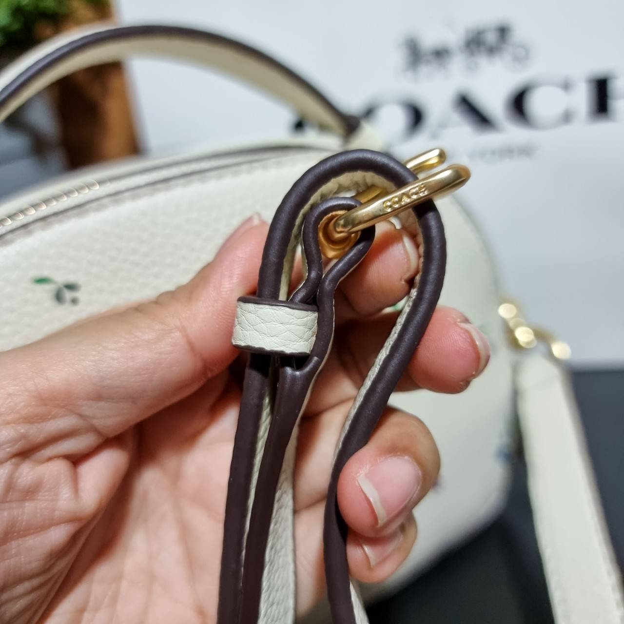 COACH C4252 SERENA SATCHEL WITH WILD MEADOW PRINT อีกหนึ่งคอลเลคชั่นตัวท็อป ที่ขายได้ตลอดปี ดีไซน์ใหม่ล่าสุด สไตล์คุณหนู ลุคหวานๆ กระเป๋าสะพายข้าง สวยอยู่ทรง สะพายขับผิวเป็นที่สุด วัสดุหนัง pepble สัมผัสนิ่ม เปิด-ปิดด้วยซิป 2 ช่องหลัก ภายในเป็นช่องโล่ง เก