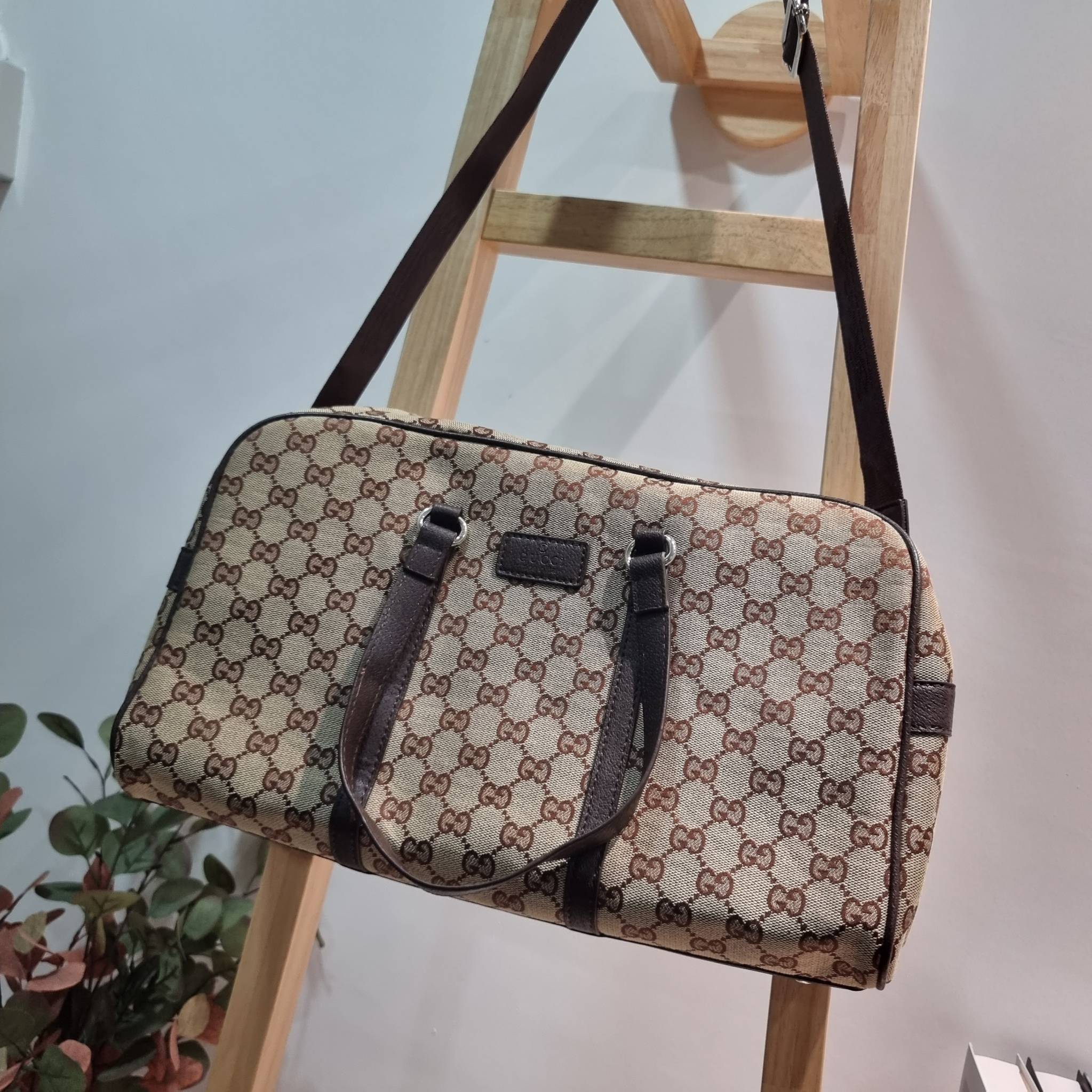 GUCCI Monogram Boston Duffle Bag / Gucci boston travel bag ใหม่ไปเลยกับกระเป๋าเดินทาง เตรียมความพร้อมสำหรับทริปเที่ยวช่วงสิ้นปี!! ดีไซน์เรียบง่าย แฝงความคลาสสิค ที่ใช้ได้ทั้งชายและหญิง วัสดุผ้าแคนวาสทนทาน
