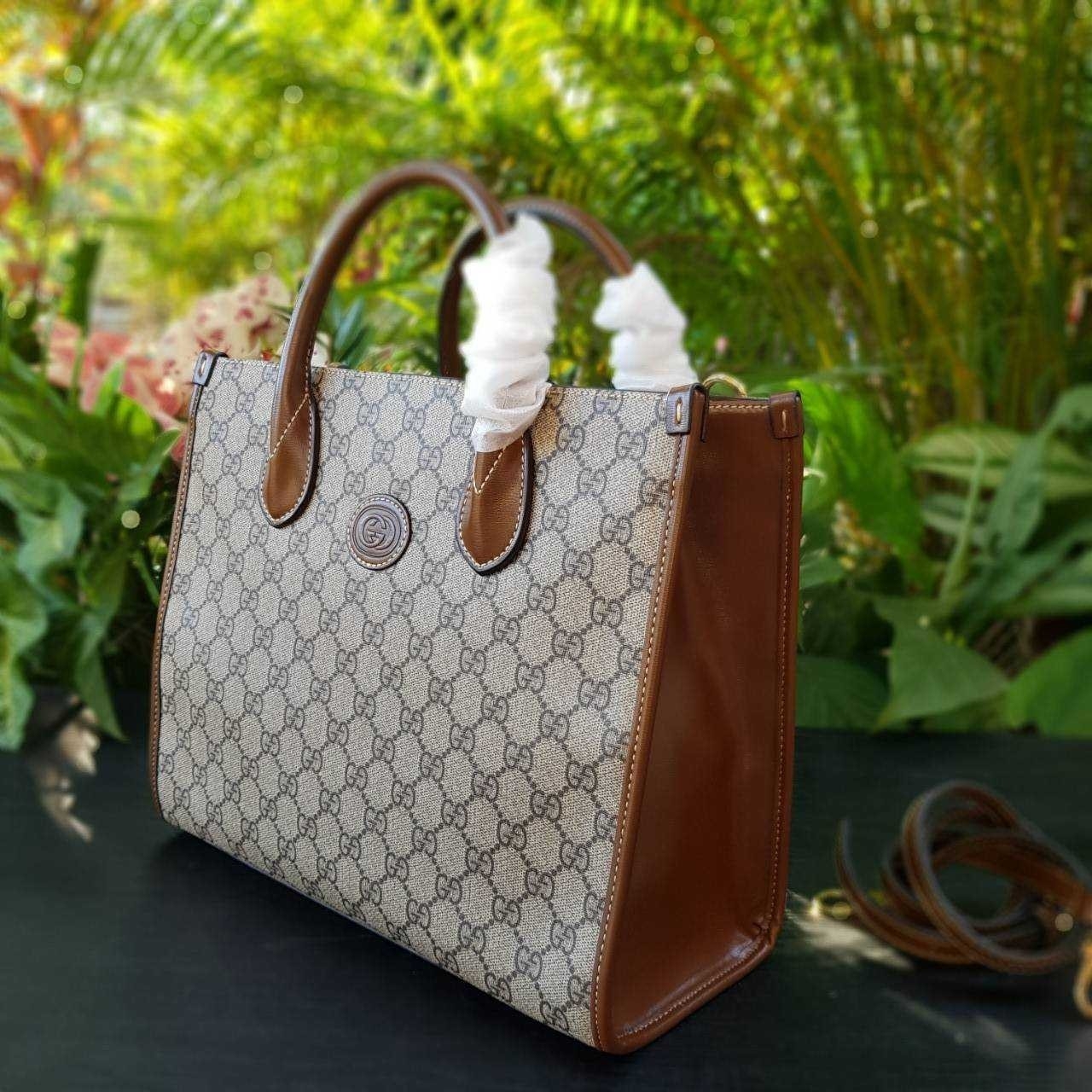 GUCCI Small tote bag with Interlocking G กระเป๋าทรงTOTE ใบใหญ่สุดหรูหรา คลาสสิค จุของได้เยอะ มาพร้อมสายสะพายยาว