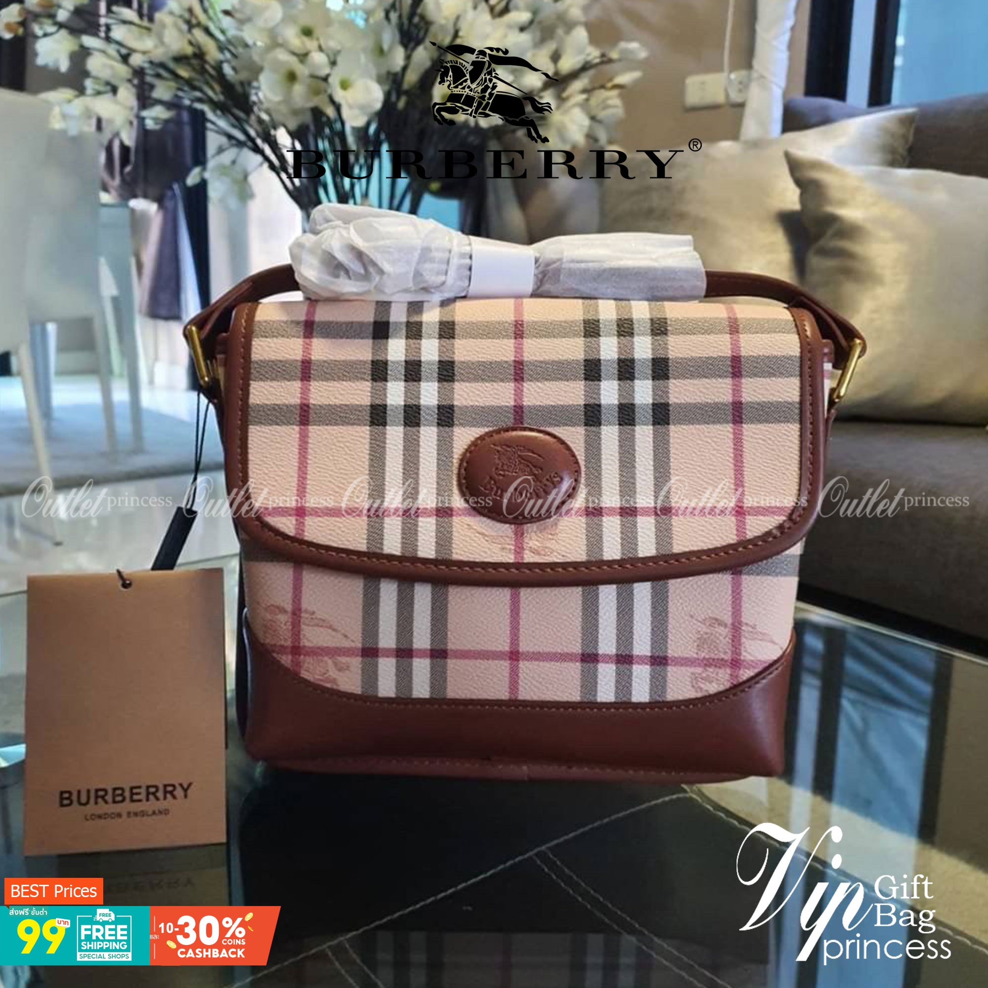 BURBERRY CROSSBODY VINTAGE BAG Limited Edition วัสดุหนังPVC สวยอยู่ทรง เปิดปิดด้วยฝาปิดกระดุมแม่เหล็ก ภายในมีช่องใส่ของแยกอีกช่อง สามารถใส่กระเป๋าสตางค์ยาว iphone เงิน ของจุกจิกได้ สายสะพายหนังยาวปรับระดับได้ อะไหล่แบรนด์สีทองวินเทจ Rare items เด็ดๆแบบนี้
