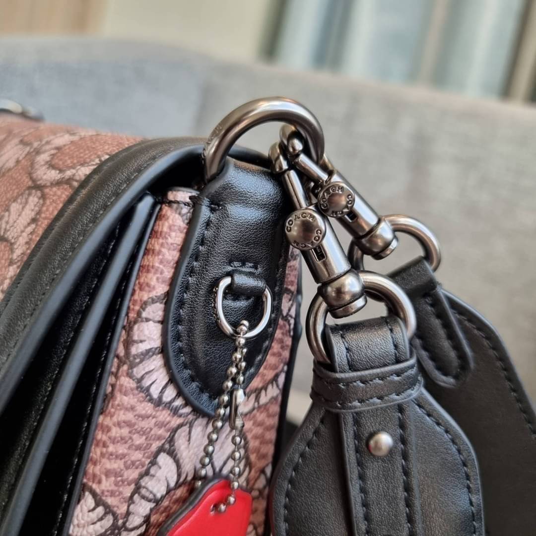 COACH C6972 COACH x MICHAEL B. JORDAN WITH BEAT SADDLE BAG คอลเลคชั่นใหม่ ดีไซน์สุดชิค มาให้สวยในไทยก่อนใคร กับกระเป๋าทรง saddle ที่พิเศษมากๆมาพร้อมสายสะพาย 2 เส้น ใช้คู่กันหรือแยกสะพายก็สวยครบสูตร กระเป๋าสะพายทรง saddle คลาสสิค วัสดุหนังแคนวาสสลับหนังแท้