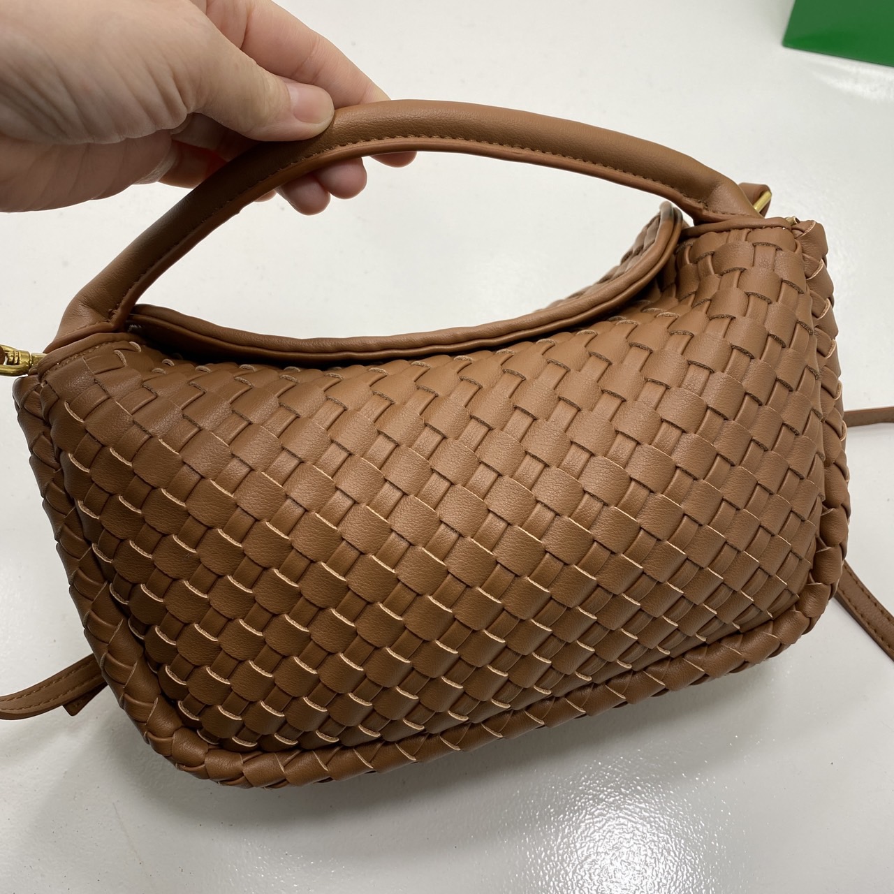 BOTTEGA intrecciato leather Snap Handle Handbag กระเป๋าถือ/สะพาย ดีไซส์สานเป็นเอกลักษณ์ หูจับในตัว หนังสวยงาม เกรดออริ สลับแท้ 1:1 ใช้งานต่างประเทศได้