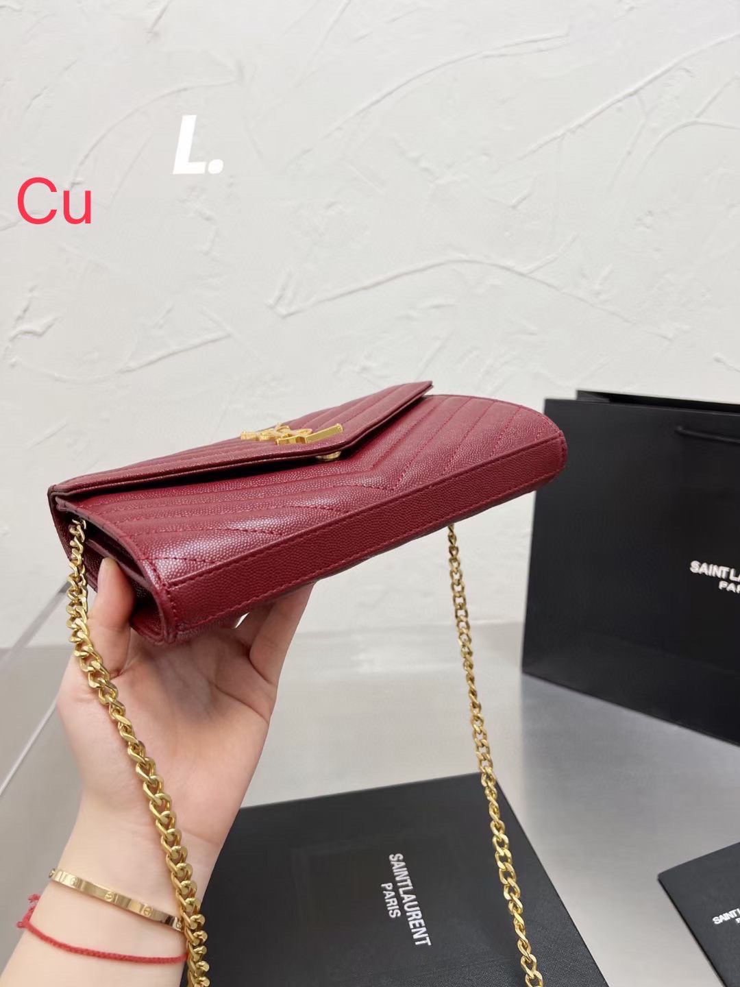 YSL Small Envelope Clutch Bag กระเป๋าสะพายสุดฮอต ดีไซน์เรียบหรู ดูติดแกลมสุดๆ โดดเด่นด้วยโลโก้ด้านหน้า เพิ่มดีเทลความผู้ดี