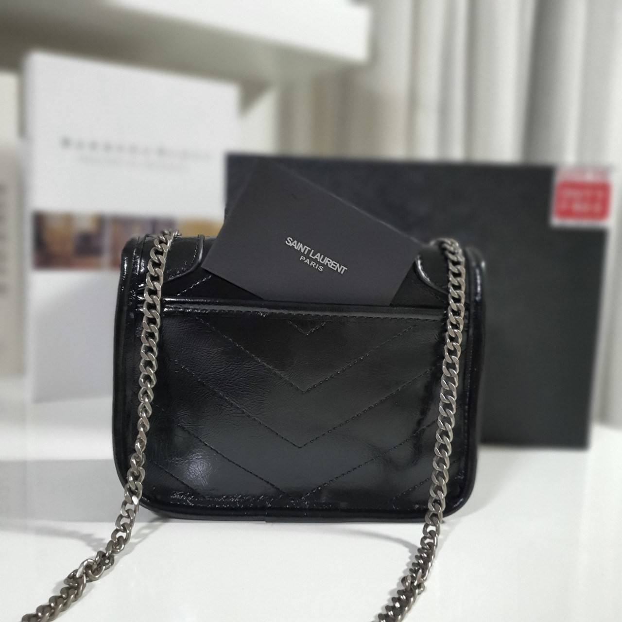 VIP 】YVES SAINT LAURENT YSL BAG VIP GIFT WITH PURCHASE (GWP) พรีเมี่ยมกิ้ฟ Limited Edition จาก YSL DUTY FREE COUNTER วัสดุหนังPu สีดำเงา ทรงสี่เหลี่ยมหนังสวยหรูอยู่ทรงเปิดปิดด้วยฝาปิดโลโก้แบรนด์อะไหล่เงินรมดำ ภายในโล่งมีช่องหลัก และช่องซิปสามารถใส่มือถือข