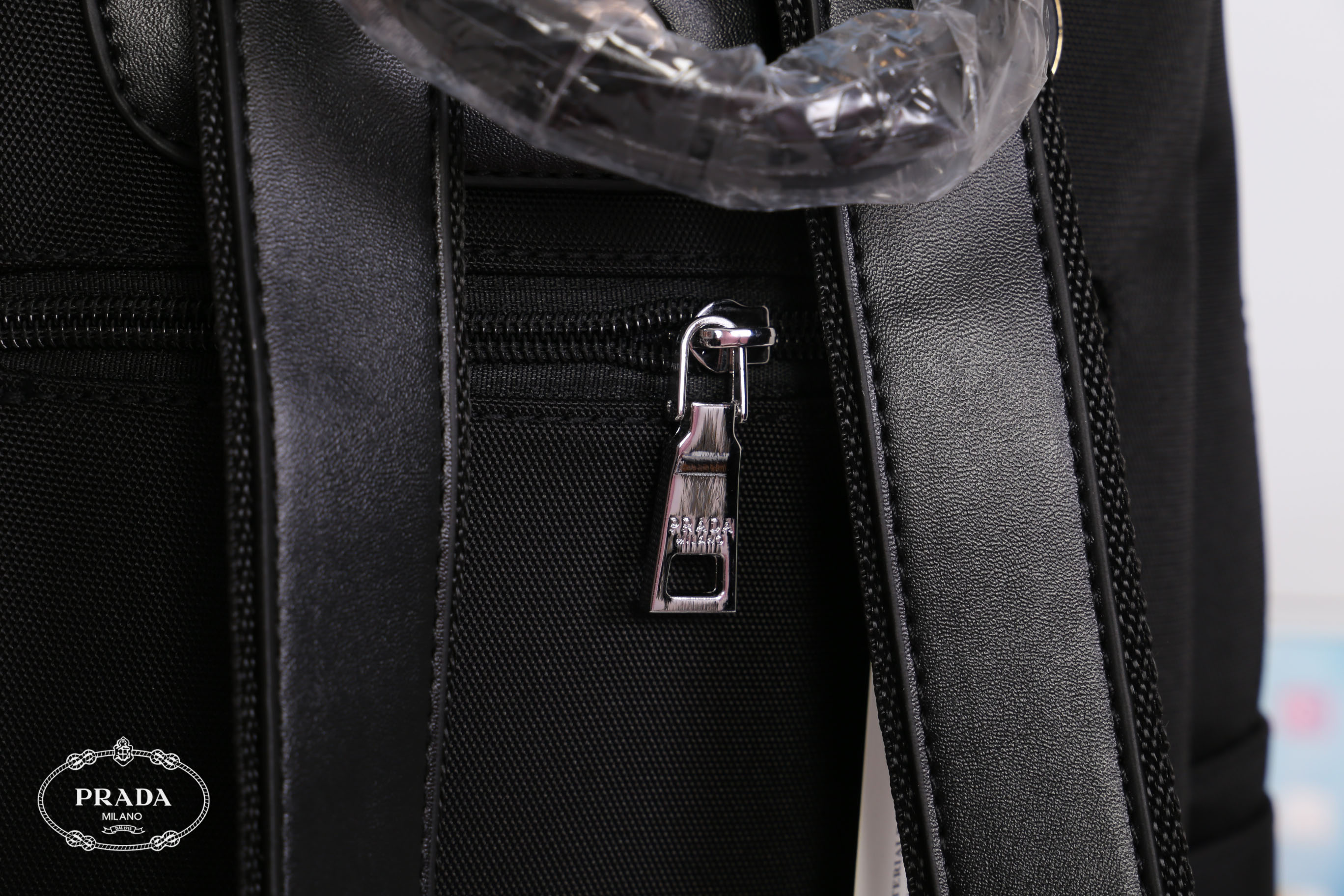 PRADA NYLON BACKPACK กระเป๋าเป้ Limited edition VIP Gift With Purchase (GWP) จากเคาน์เตอร์แบรนด์วัสดุ Nylon&Polyester เนื้อหนาคุณภาพดี น้ำหนักเบา ด้านหน้าประดับโลโก้แบรนด์ เปิดปิดด้วยซิป หูจับคุณภาพดีแข็งแรง สายสะพายหลังลายแบรนด์เลื่อนปรับได้ ด้านในโล่งกว