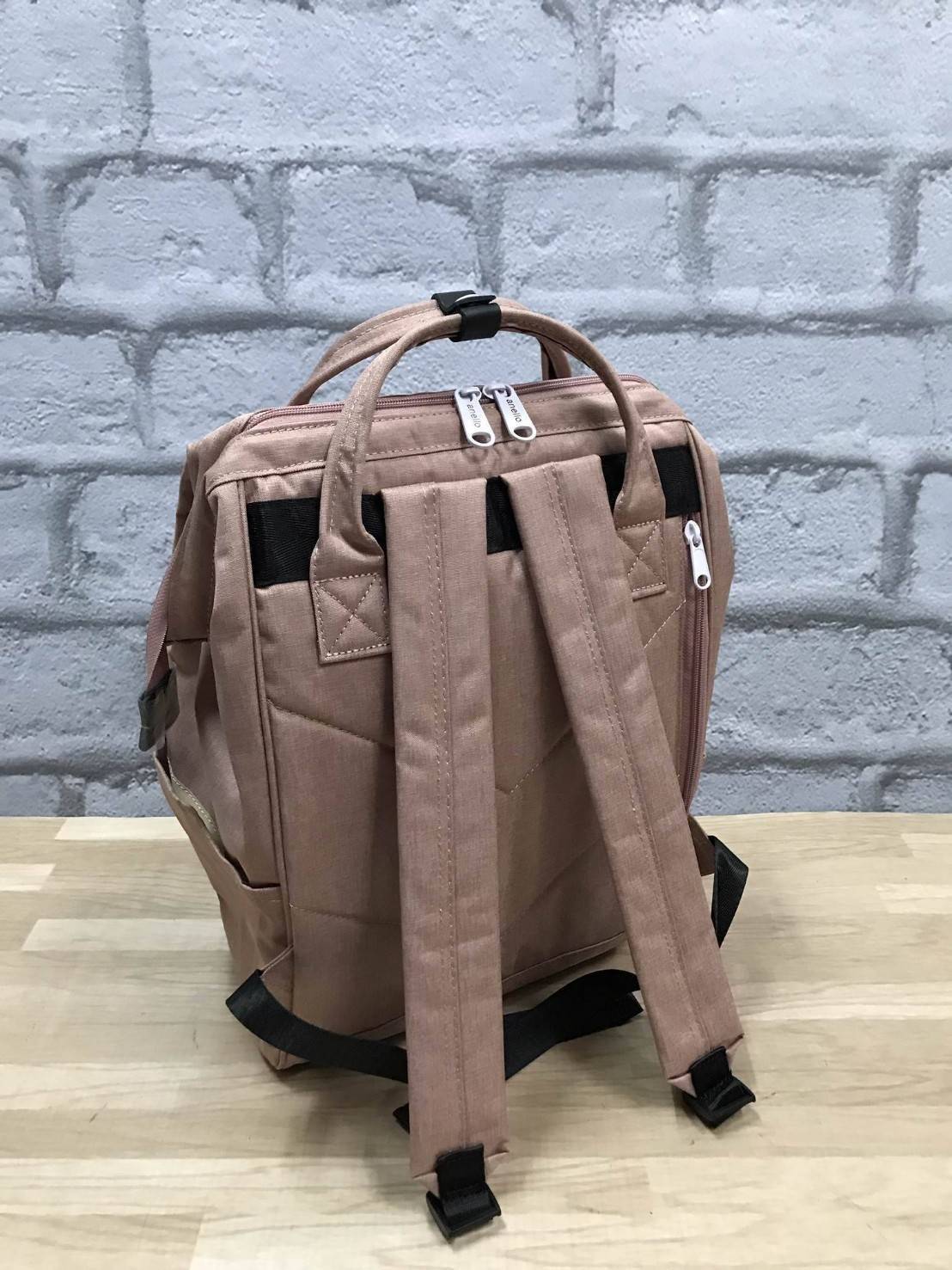 Anello Mottled Polyester Mini Backpack เป้แบรนด์ดังแห่งปี วัสดุ poleyester canvas เนื้อผ้าเรียบหรู และทันสมัย ดีเทลคล้ายรุ่น original ต่างตรงที่ด้านหน้าเป็นงานปักโลโก้สวยงาม และหัวซิป สกรีนโลโก้แบรนด์สีสันเข้ากับตัวกระเป๋า รุ่นชน shop มีหลากสีให้เลือกสรรค
