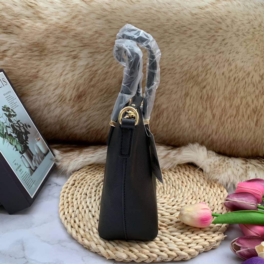 ของแท้ 💯% Kate Spade New York Cross Body Bag กระเป๋าถือหรือสะพาย หนัง Saffiano ภายในมีช่องซิปและช่องเล็ก มีหมุดรองฐานกันรอย 4 มุม อะไหล่ทองทั้งใบ ขนาดกำลังดี ใส่กระเป๋าสตางค์ยาวได้ค่ะ