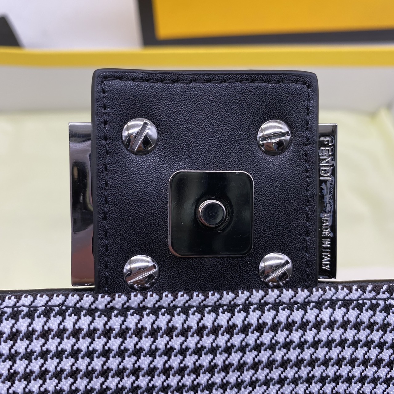 Fendi Baguette FF Tapestry Fabric Bag 26cm เกรดออริจินอล กระเป๋าทรง Baguette ลวดลาย FF สไตล์วินเทจ สามารถถือด้วยมือหรือสะพายไหล่หรือสะพายข้างด้วยที่จับหนังและสายสะพายไหล่ ทั้งสองแบบถอดออกได้ สวยหรู ใบนี้ไม่ควรพลาดค่า