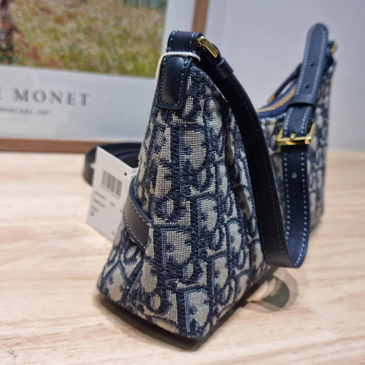 DIOR 30 MONTAIGNE CIGALE MINI BAG ใหม่ล่าสุด กับกระเป๋าสะพายโฮโบมินิไซส์ ที่ไม่ได้เล็กอย่างที่คิด เพราะใบนี้สามารถใส่ของสำคัญได้ครบ ดีไซน์สวยคลาสสิค เรียบแต่โก้ น้อยแต่หรูหรา ใช้งานด้วยซิปรูดใช้งานง่าย