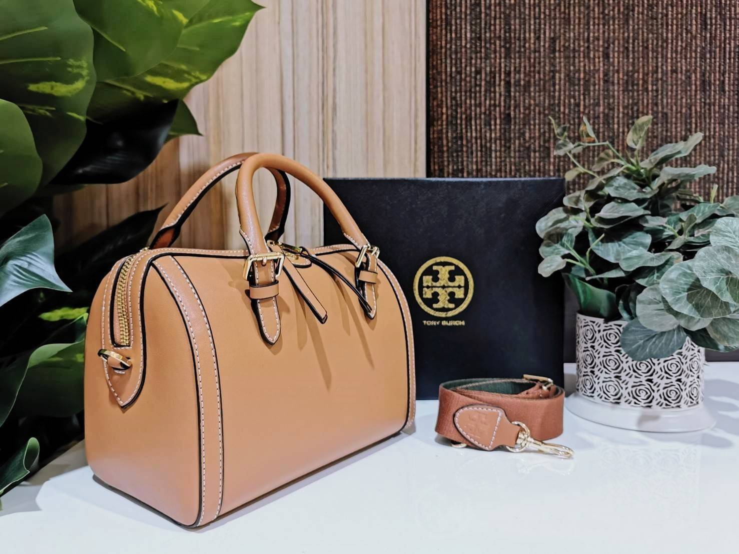 TORY BURCH FACTORY BOSTON BAG กระเป๋าถือหรือสะพายรุ่นใหม่ล่าสุดจาก TORY BURCH FACTORY วัสดุ Calf Skin หนังเรียบสวยอยู่ทรงดีไซน์โดดเด่นทรง Boston เปิดปิดด้วยซิปสะดวกใช้ขนาดกำลังดีใส่กระเป๋าสตางค์ยาว มือถือของใช้ได้เยอะ หูหิ้วจับถนัดมือสายสะพายยาวถอดปรับได้