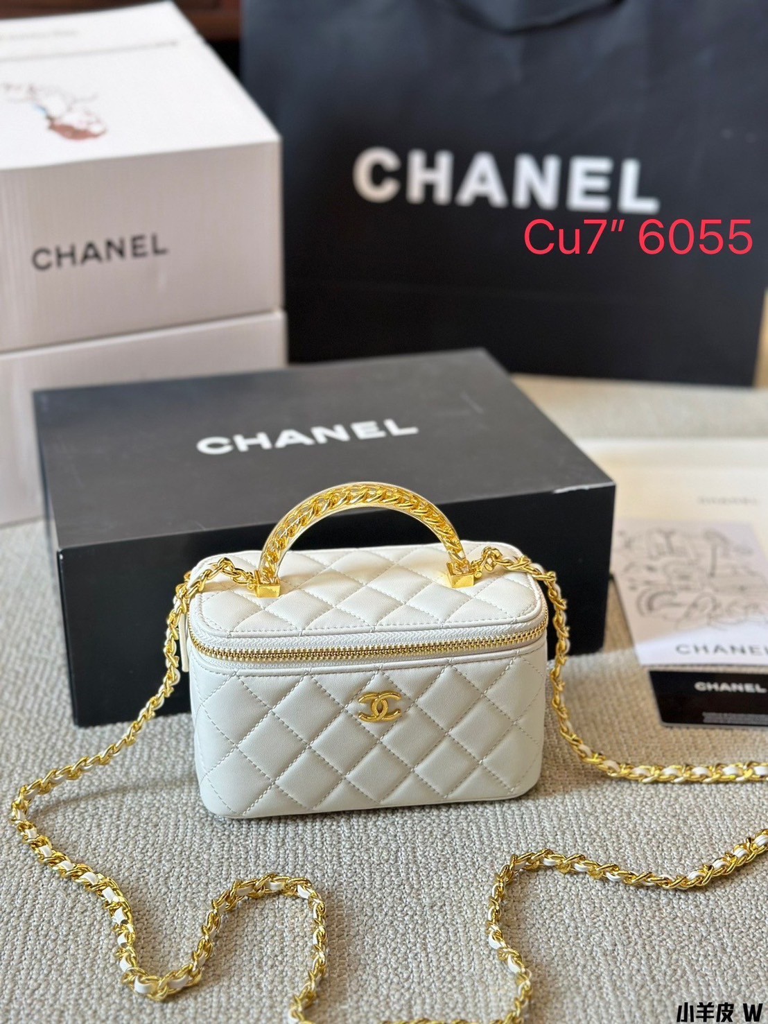 CHANEL Vanity Top Handle Bag / Chanel makeup bag กระเป๋าใส่เครื่องสำอางค์สวยหรู น่ารักลูกคุณหนูต้องยกให้ใบนี้เลยค่า น้องโดดเด่นที่หูจับโซ่สีทองสวยเงางาม ด้านในกว้างขวาง จะใช้เองหรือเป็นของขวัญ ของฝาก แนะนำรุ่นนี้เลยค่ะ!