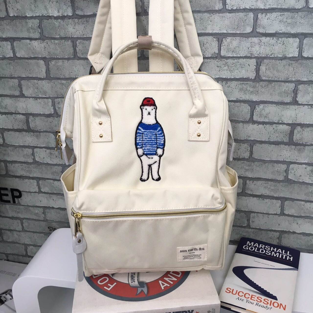 รุ่นขายดีค่า Sun earth & U รุ่นหมี Benjamin รุ่น Classic (Canvas ใบใหญ่) by anello Anello อัพเดทเทรนด์กระเป๋าที่กำลังมาแรงในตอนนี้ หลังจากที่หลายคนกำลังนิยมใช้กระเป๋าสุดฮิต อย่าง Anello จากประเทศญี่ปุ่นตอนนี้ทางแบรนด์ได้เพิ่มคอลเลคชั่นใหม่ขึ้นชื่อว่า Sun 