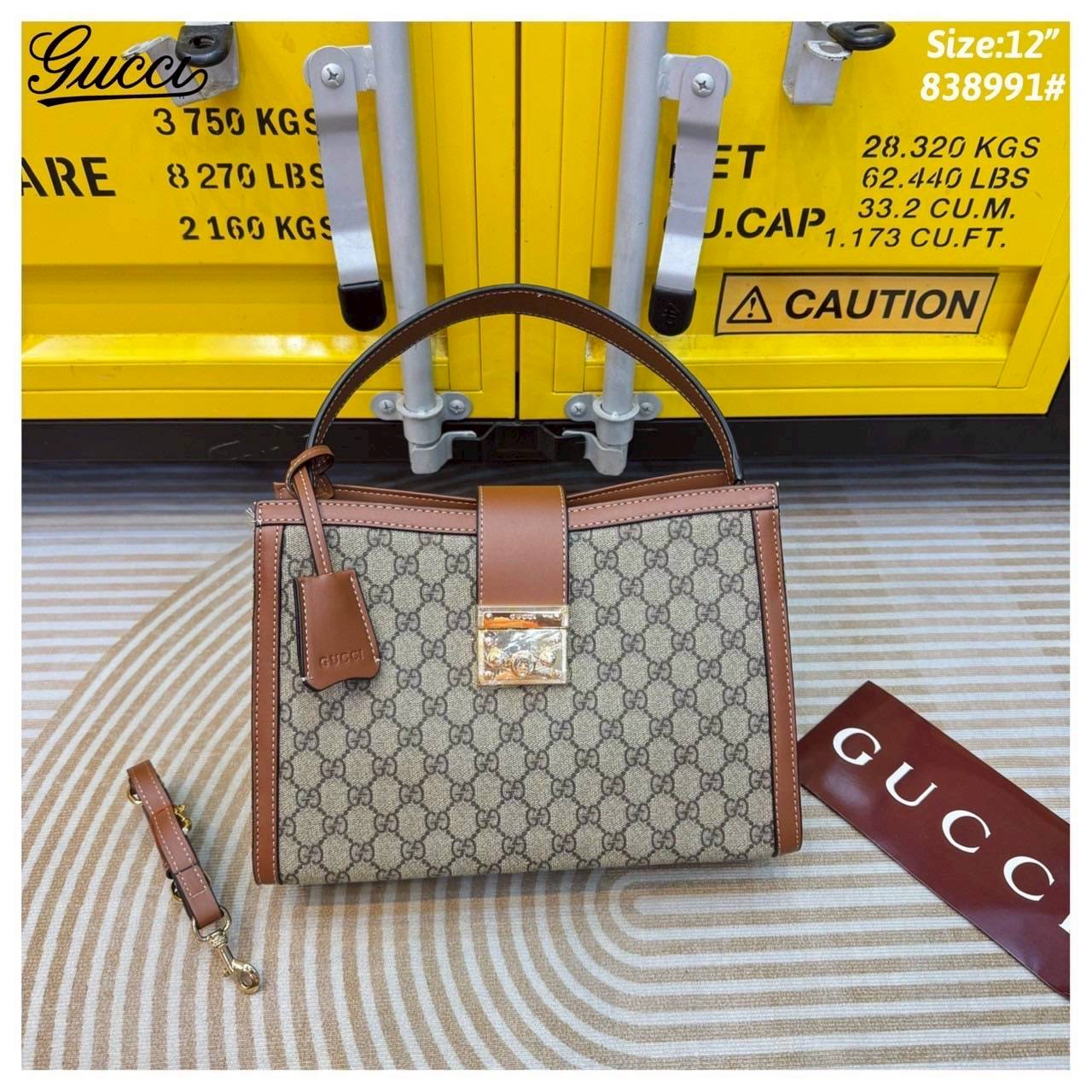 Gucci Padlock large tote bag กระเป๋าสะพายขนาดกลางพร้อมกุญแจล็อกและสายโซ่ รังสรรค์จากด้วยGG Supreme ที่ตัดเย็บจากผ้าไมโครไฟเบอร์เคลือบด้วยลาย GG พร้อมรายละเอียดหนังที่นุ่มเกินคาด
