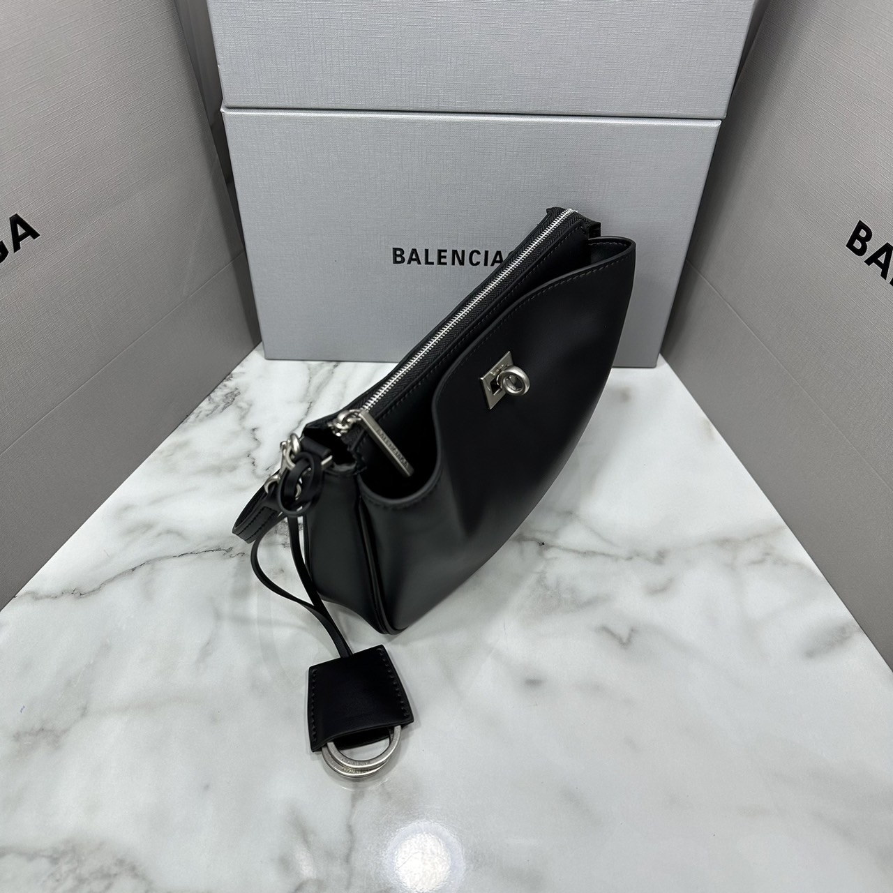 Balenciaga Rodeo Sling Pochette / Balenciaga shoulder leather bag 22cm กระเป๋าสะพายทรงพอชที่สุดของไฮแบรนด์สุดไอคอนิค ดีไซส์เรียบหรู สวยจับต้องได้ ถือหรือสะพายไหล่ได้เก๋มากๆ ถือออกงานก็ได้ลุคไฮแฟชั่นหรูๆ