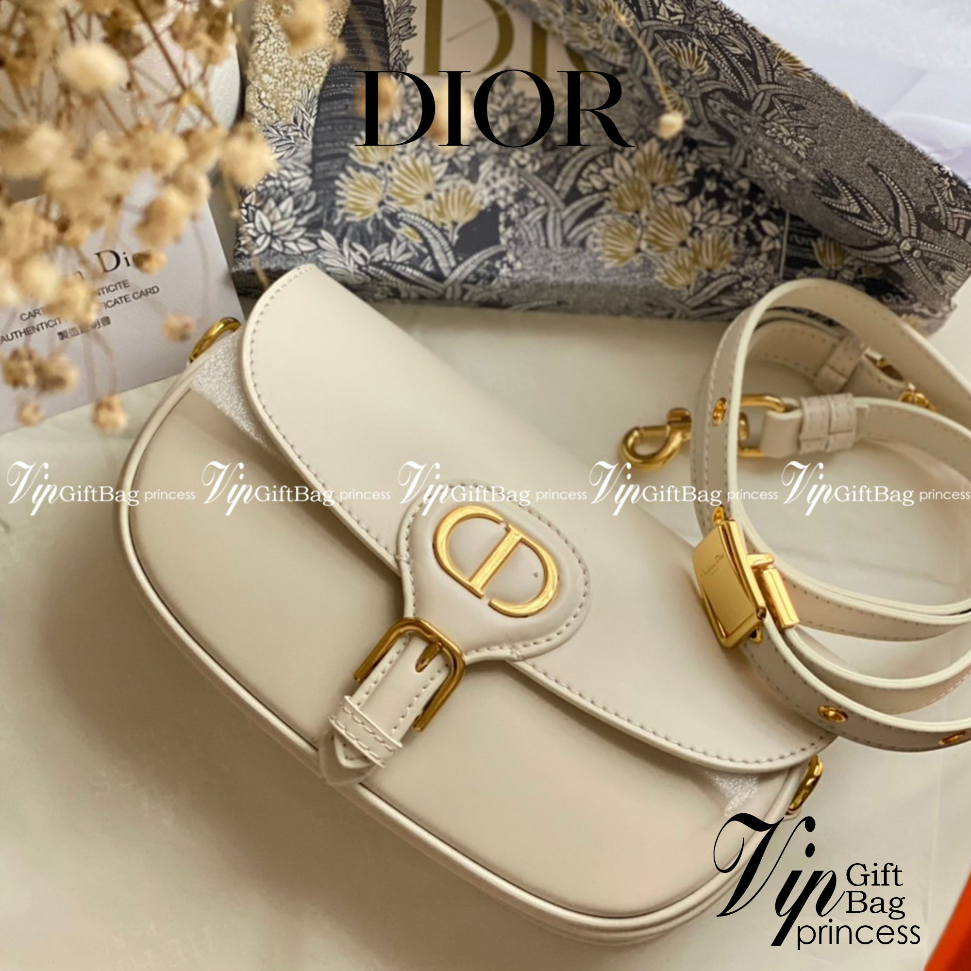 หนังแท้ DIOR BOBBY EAST-WEST BAG พร้อมส่งที่ไทย งานหนังแท้ทั้งใบเกรดออริจินอล ภาพสินค้าถ่ายจากงานขายจริง ใช้งานต่างประเทศได้ รุ่นใหม่ในฤดูกาลนี้ เพิ่มความทันสมัยให้กับซิลลูเอทของ Hobo ผ่านเส้นสายที่สง่างามและสัดส่วนที่กลมกลืนกัน สไตล์หนังลูกวัว โดดเด่นด้ว