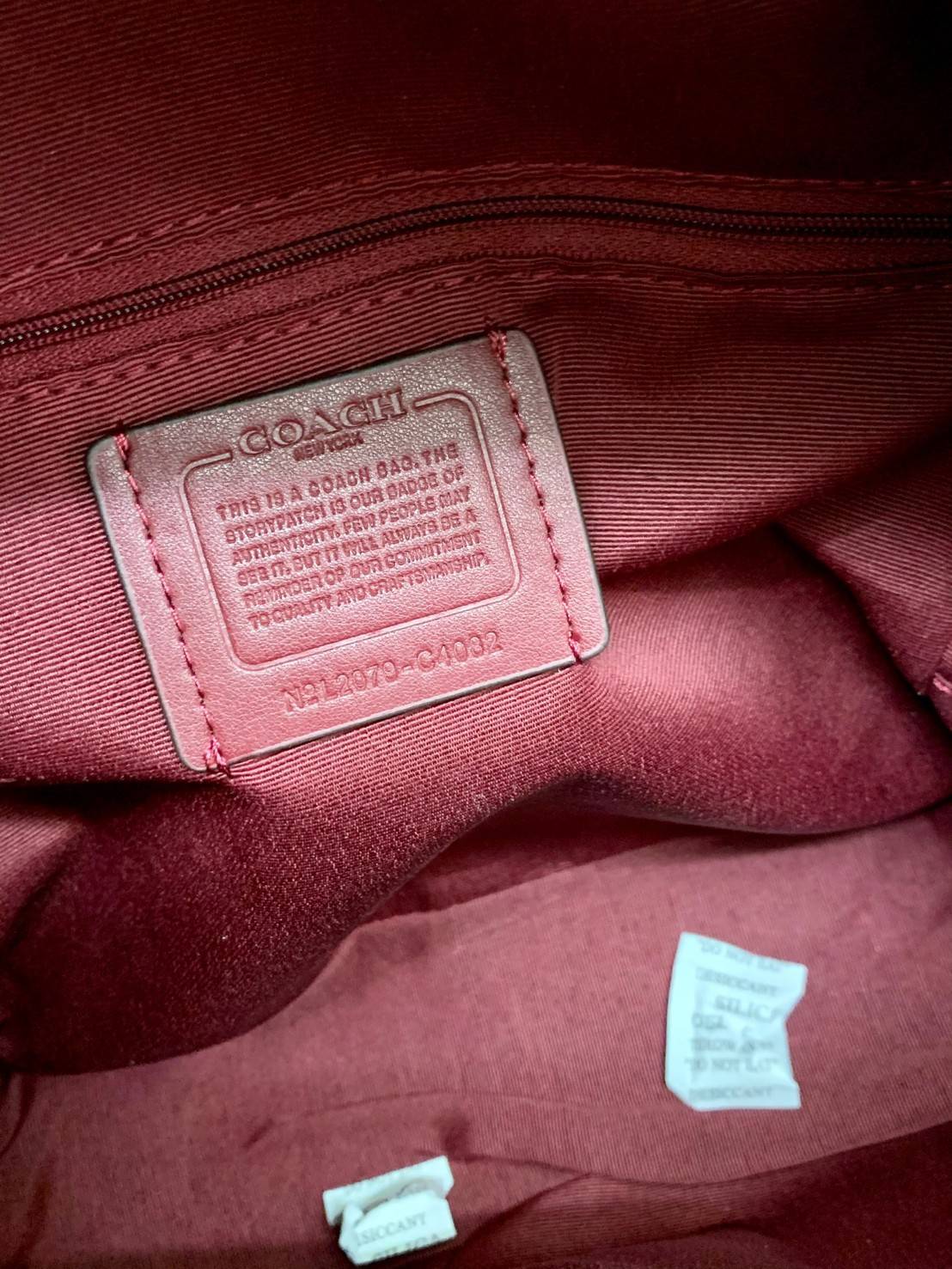 สวยจริงไรจริง วางไม่ลงเลยจ้าา😘 COACH JORDYN BACKPACK IN COLORBLOCK SIGNATURE ((C4082)) รุ่นที่สาวๆตามหา พร้อมสีหายากค่ะ!! กระเป๋าสะพายหลังแบบมีหูหิ้ว หนังแท้ชั้นดี ทรงสวย หรูค่ะ แถมสีตัดกันได้ลงตัวสวยงามมากๆ ด้านหน้ามีช่องซิปใส่ของจุกจิก; เปิดปิดช