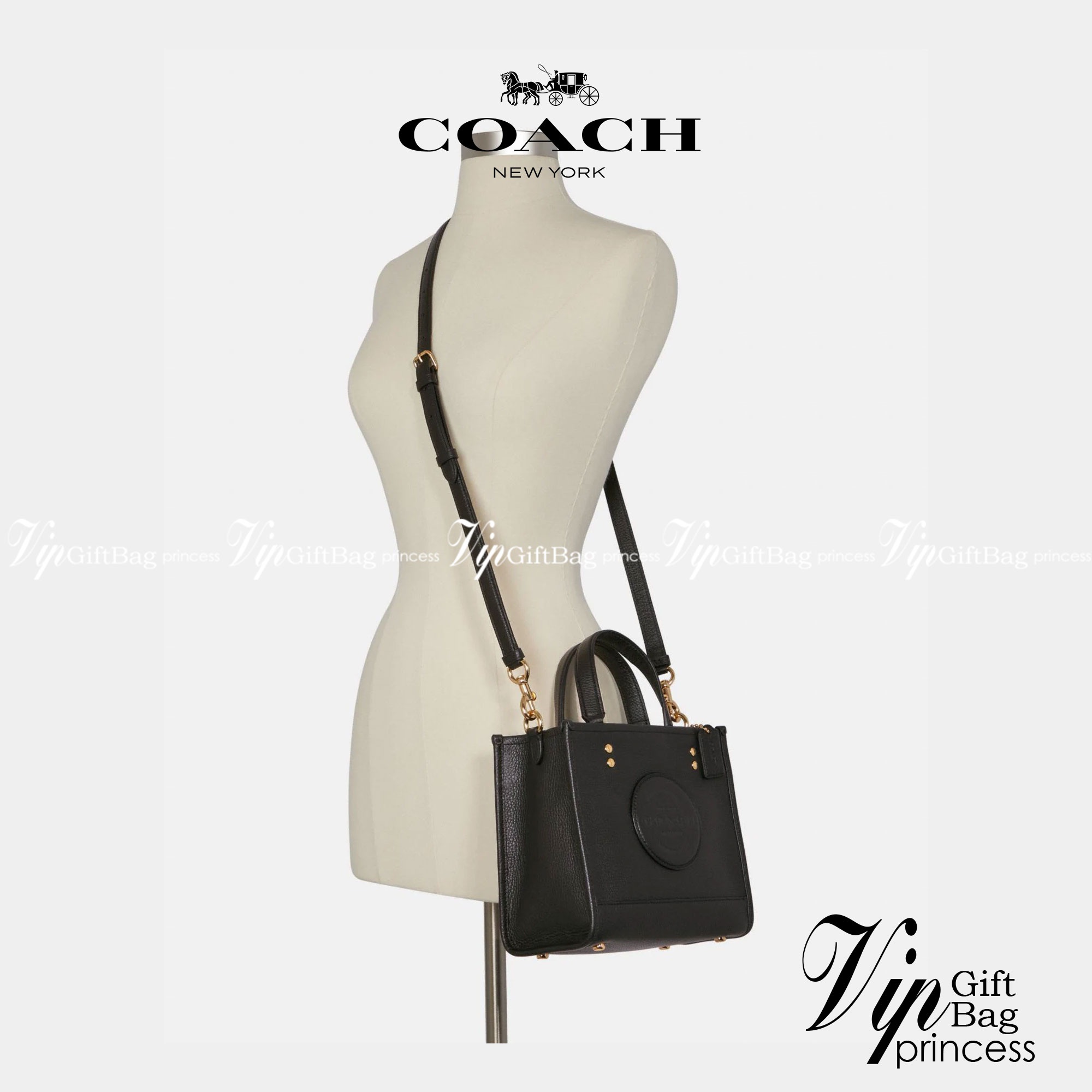 ใหม่ล่าสุด อดใจยังไงไหว COACH Dempsey Field Tote 22 C5268 โทนสีขาวล้วน ดำล้วน สุดคลาสสิก พร้อมส่งความสวยที่ไทยค่ะ! กระเป๋าทรง Tote ขนาดพอเหมาะลำตัว พกพาง่ายสะดวกได้กับทุกๆวัน ด้านหน้าปั้มโลโก้แบรนด์ตัวใหญ่สวยค่ะ;เปิดปิดกระเป๋าแบบกระดุมแม่เหล็ก ภายในใส่กระ