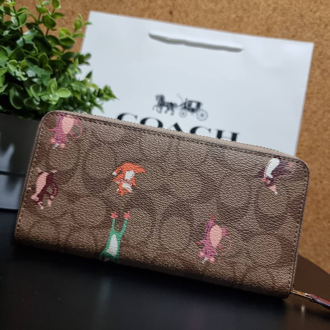 ของแท้ 💯% 】COACH C0033 ACCORDION ZIP WALLET PRINT น่ารักได้ไม่ต้องรอเช่นเคยอีกหนึ่ง!! กระเป๋าสตางค์ใบยาว น่ารักน่าใช้