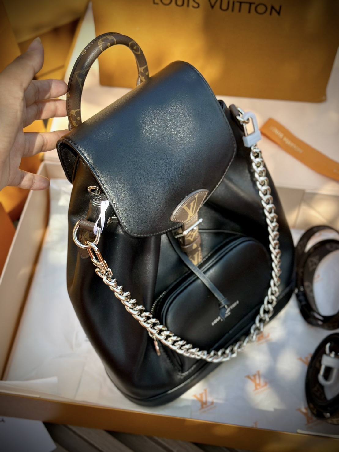 LV Montsouris Vibe PM Backpack bag กระเป๋าเป้รุ่นใหม่สุดหรู หนังแท้สวยเงางามเป็นเอกลักษณ์ 🤍 สินค้าเกรดออริจินอล ภาพถ่ายจากงานขายจริง ใช้งานต่างประเทศได้