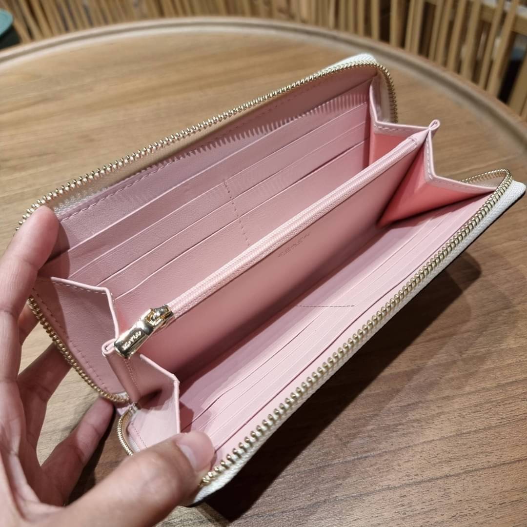 COACH ACCORDION ZIP WALLET IN SIGNATURE CANVAS WITH DAISY BUNDLE / MEADOW PRAIRIE / SPACED WILDFLOWER / DAISY BUNDLE PRINT C0033/F31778/69832 กระเป๋าสตางค์ใบยาว ลวดลายน่ารักน่าใช้มากๆ พื้นเป็นลายซีเอกลักษณ์ วัสดุหนังแคนวาสเคลือบลาย เปิด-ปิดด้วยซิปรอบ ใส่ม