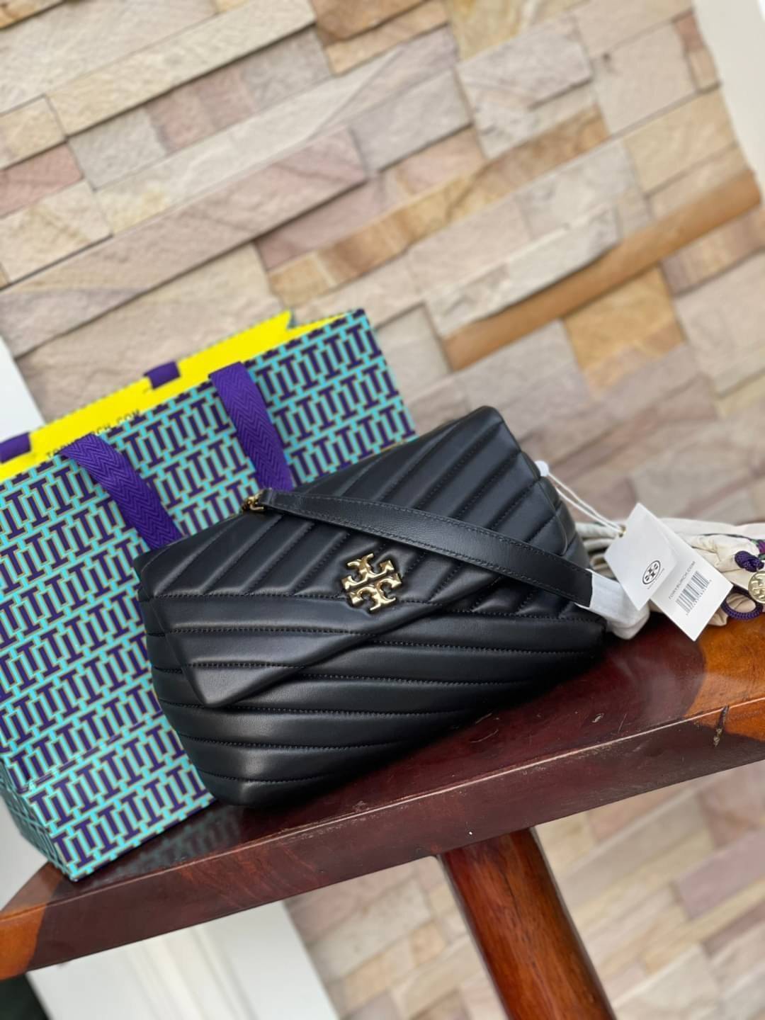 Small : Tory Burch Kira Chevron Small Convertible Shoulder Bag เป็นกระเป๋าที่ใช้ในการออกงานสำคัญหรือวันที่มีปาร์ตี้สังสรรค์ คุณควรเลือกใช้กระเป๋าที่มีดีไซน์สะดุดตา เพราะจะช่วยยกระดับและเพิ่มเสน่ห์ให้กับตัวคุณเองมากยิ่งขึ้น หากเป็นงานทางการ เช่น งานราตรีสุ