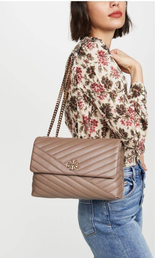 TORY BURCH KIRA CHEVRON CONVERTIBLE SHOULDER BAG กระเป๋าสะพายรุ่นยอดฮิต ไซส์ใหญ่จัดเต็มให้เน้นๆ ใช้ยังไงก็ดูหรู ดีไซน์เฉพาะตัว วัสดุหนังแกะ สัมผัสนิ่ม เปิด-ปิดด้วยกระดุมแม่เหล็ก ภายในเป็นช่องโล่ง แบ่งสัดส่วนไว้ดีมากๆ ใส่กระเป๋าสตางค์ มือถือ เครื่องสำอางค์