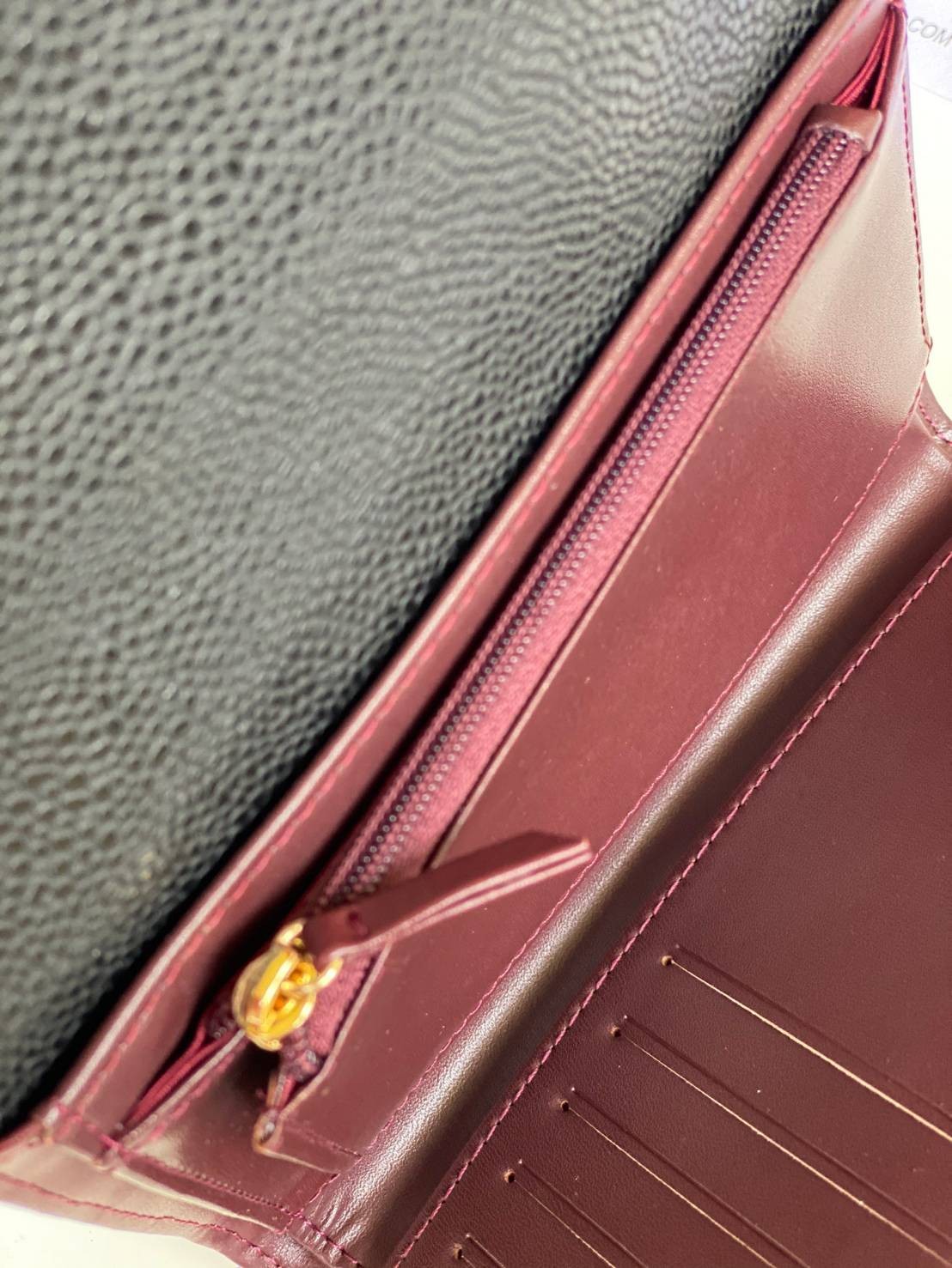 หนังแท้ CHANEL WALLET รุ่นยอดนิยมไอเท็มฮิตวัสดุหนังคาเวียร์สวยคลาสสิคเปิดปิดด้วยฝาปิดกระดุมด้านหน้ามีโลโก้แบรนด์อะไหล่ทอง/เงินสวยหรู ภายในสีแดงเบอกันดี้ มีช่องซิปด้านในเรียกว่าใบเดียวจบ เป็นใบยอดนิยมของสาวๆ เลยค่าา พร้อมส่งที่ไทยไม่ต้องรอพรีฯ สาวก Chanel 