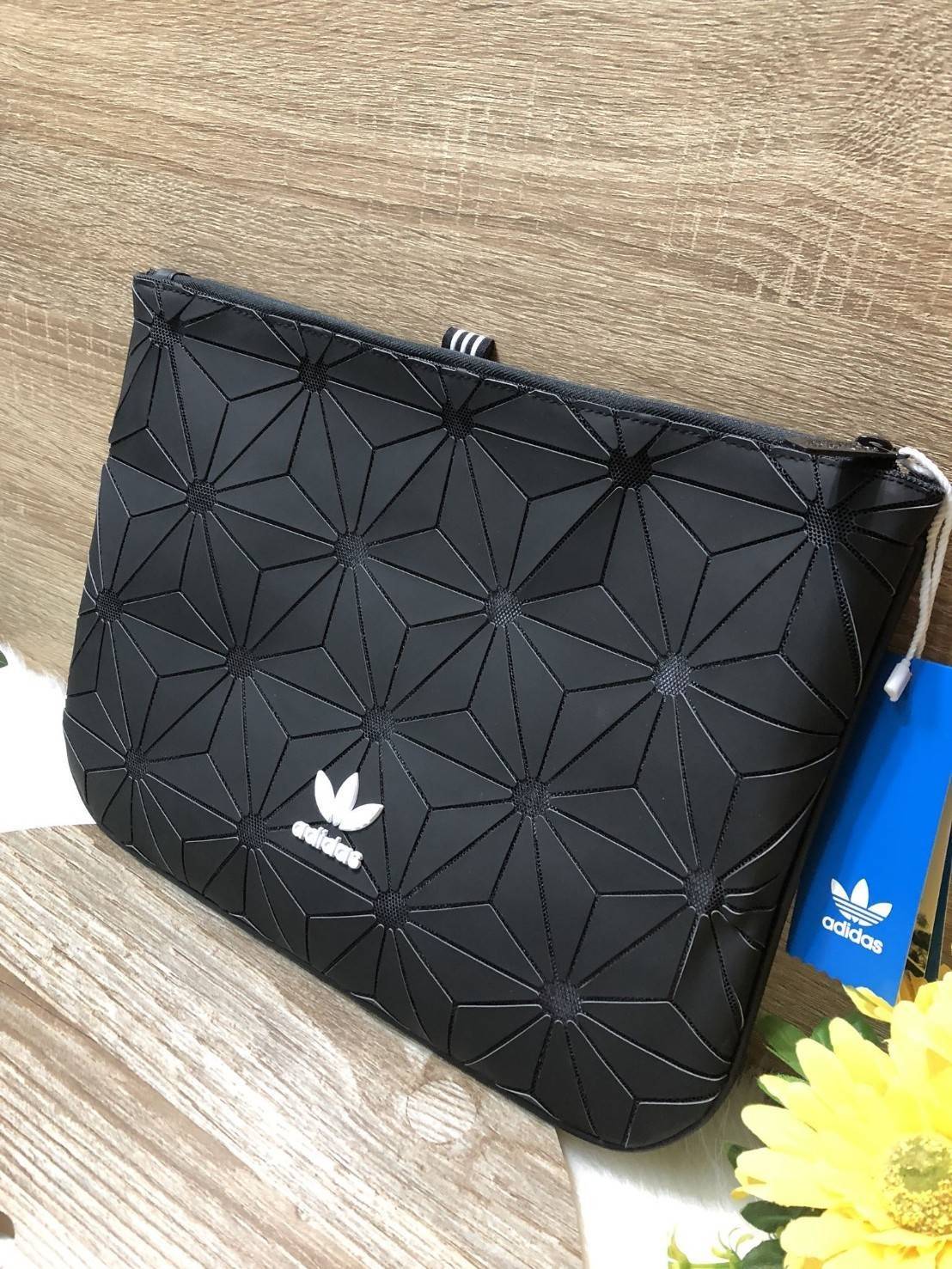 Adidas 3D SLEEVE ใส่โน๊ตบุคขนาด 12 นิ้วได้ ใบนี้หายาก สามารถถือเป็นคลัช ใส่ของพกพาสะดวก ใส่เครื่องสำอาง ได้มาจำนวนจำกัด รุ่นนี้ใส่ A4 ได้นะคะ