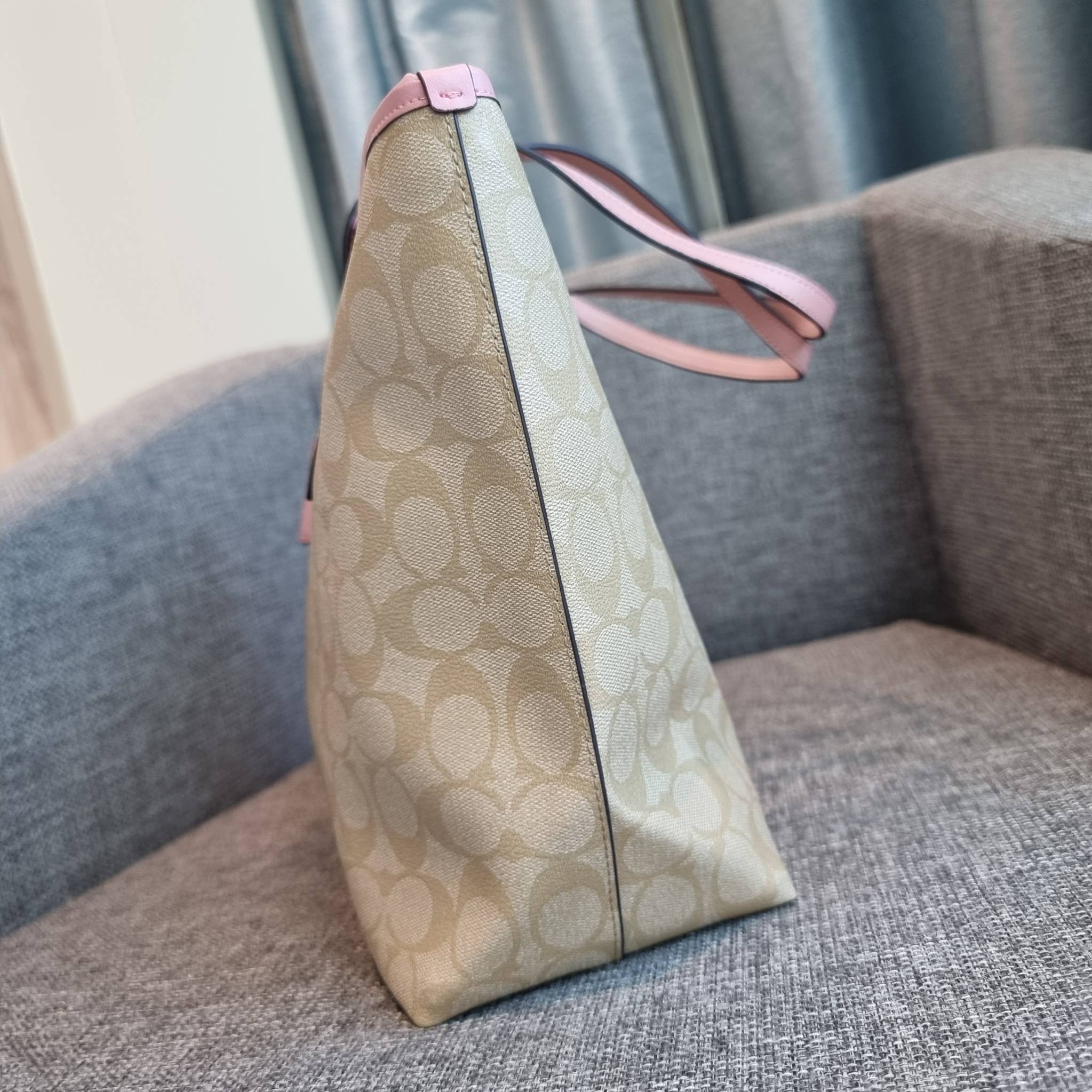 OUTLET 】COACH F58292 CITY ZIP TOTE IN SIGNATURE 16" รุ่นขายดี!! ไซส์ใหญ่ สีสวยมาให้แบบจัดเต็ม!! กระเป๋าถือทรงโท้ทใบใหญ่ สวยน่าใช้ทุกสี สะพายคล้องไหล่ได้เก๋ๆ จุของแน่นๆไปเลยจ้า!! วัสดุหนังแคนวาสคุณภาพ ปากกระเป๋าเปิด-ปิดด้วยซิป กันของหล่นได้ ถือไปไหนก็