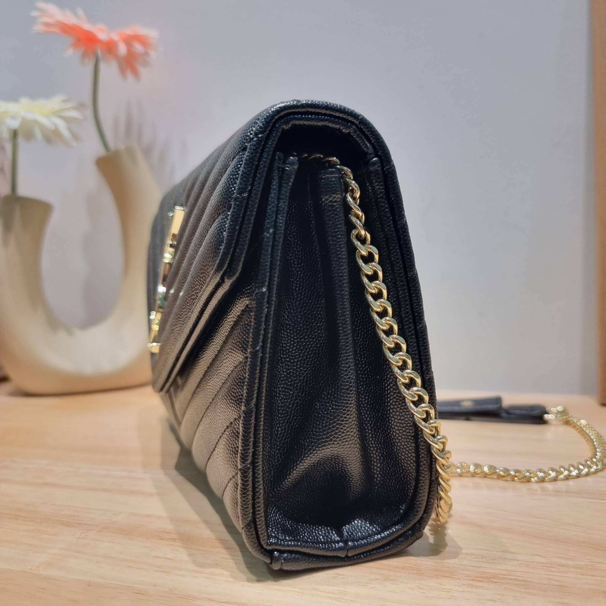 YSL WOC 9 ไม่เคยผิดหวังจริงๆ!! กับรุ่นที่สาวๆรู้กัน Yves Saint laurent clutch bag with chain กระเป๋าสะพายทรง woc สุดฮอต ดีไซน์เรียบหรู โดดเด่นด้วยโลโก้ด้านหน้า เพิ่มดีเทลความผู้ดี