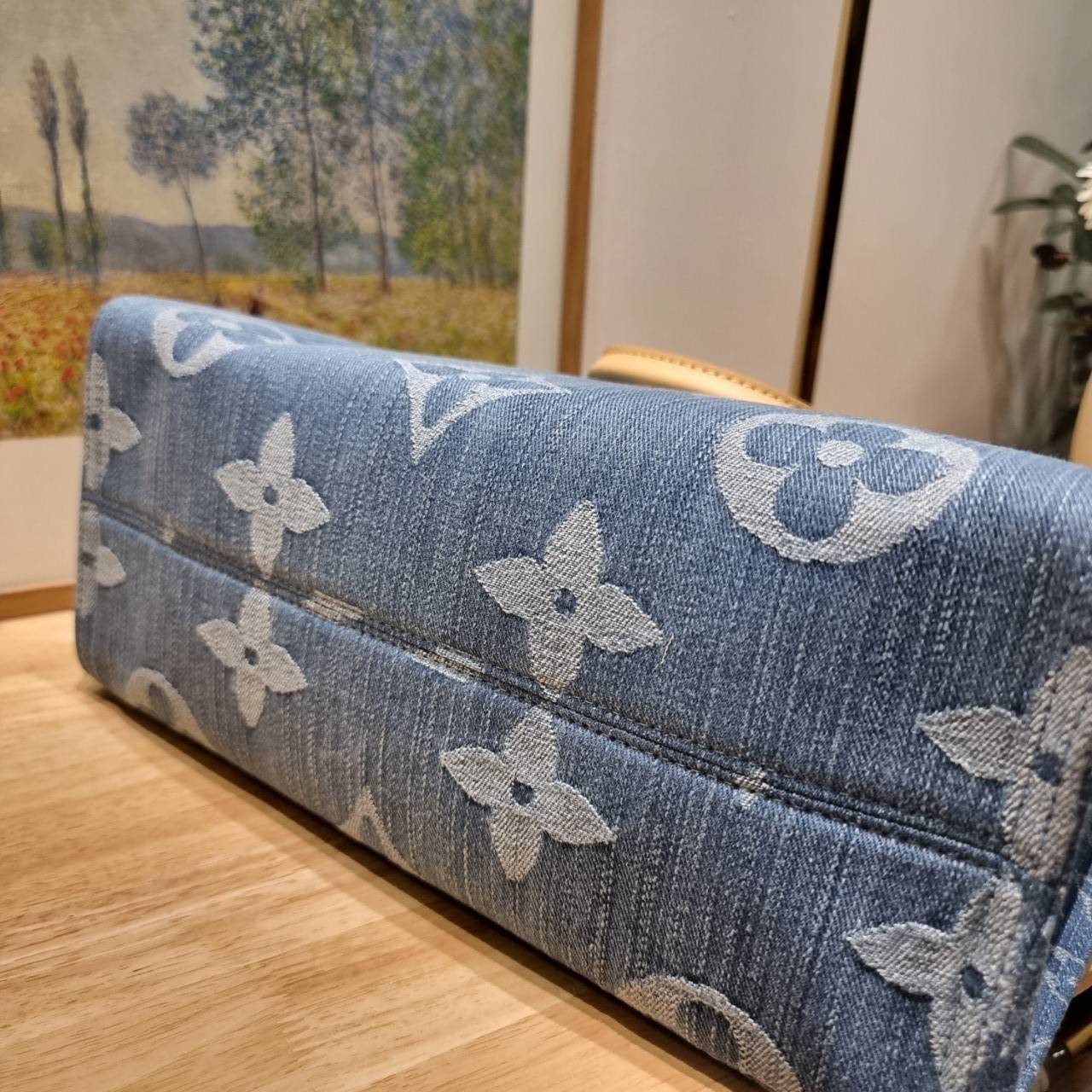 LV OnTheGo MM monogram denim tote bag ดีไซน์ใหม่รับซัทเมอร์! ห้ามพลาด! กับกระเป๋าทรงโท้ทสไตล์เดนิม ที่ใครเห็นต้องเป็นคลั่งรัก ผู้ดี หรูหราได้ทุกลุค ทุกสไตล์ มาพร้อมหูจับในตัวที่มีดีเทลหมุดตลอดเส้น หรือจะเกี่ยวสายครอสสะพายก็อัพลุคได้เลย