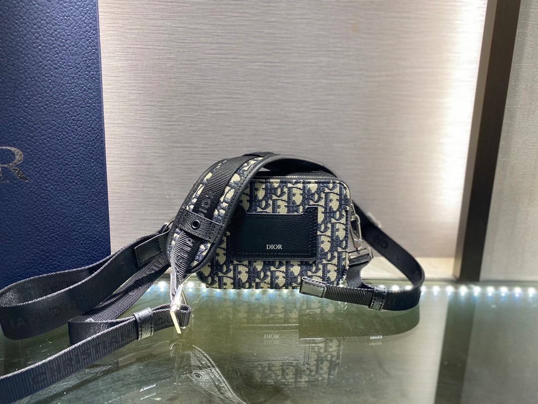 หนังแท้ Christian Dior Plain Leather Logo Messenger & Shoulder Bags / Dior crossbody Beige and Black Dior Oblique Jacquard พร้อมส่งที่ไทย งานหนังแท้และผ้าแจ็คการ์ดเกรดออริจินอล ภาพสินค้าถ่ายจากงานขายจริง ใช้งานต่างประเทศได้