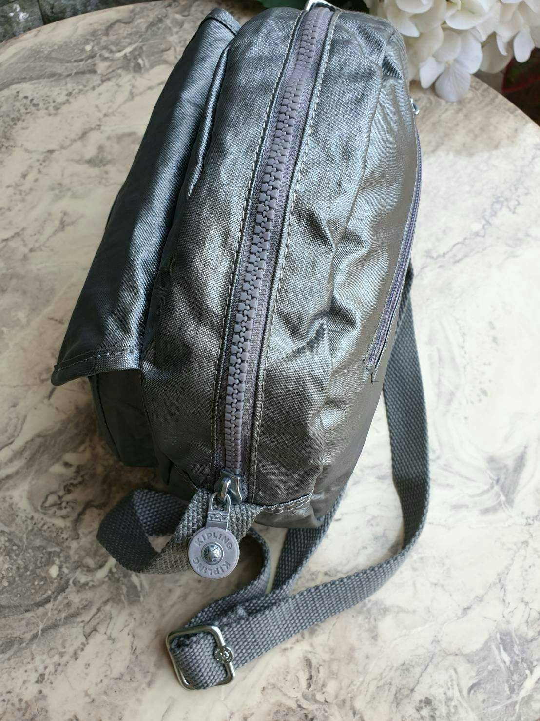 Kipling nylon shoulder bag รุ่น ( K15313 ) >>พร้อมส่งค่ะกระเป๋าสะพายข้างรุ่นใหม่ล่าสุด วัสดุไนล่อน กันน้ำ บุด้วยนวมที่ฐานกระเป๋าเพิ่มความนุ่ม >>รูปทรงสวย ขนาดกระทัดรัด มีช่องกระเป๋าด้านหน้าใส่ของจุกจิกหนึ่งช่อง >>มีช่องซิปหลักนะค่ะ ด้านใ