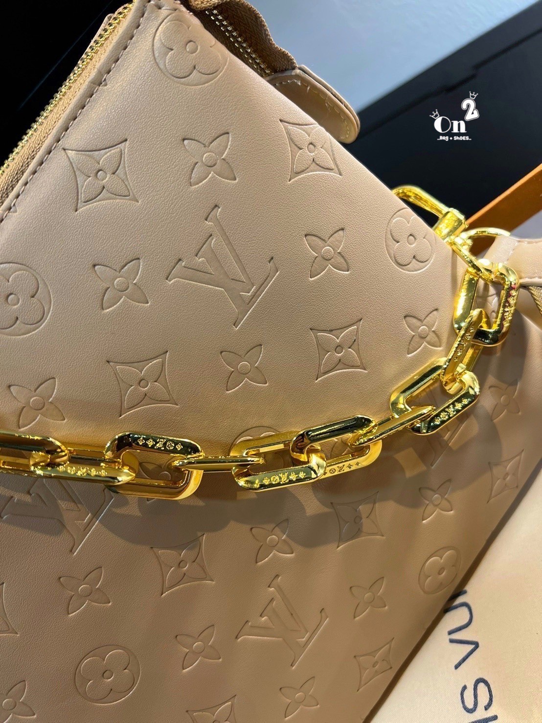 LV HANDLE POUCH MONOGRAM / LV Coussin PM Bag กระเป๋าสะพายกึ่งคลัชท์ สุดล้ำ มาแรงมาก ด้วยความสวยปังตั้งแต่แรกเห็น วัสดุหนังแกะสังเคราะห์ปั๊มลายสวยคม มาพร้อมสาย 2 เส้น เลิศๆ มีสายโซ่ที่มีดีเทลละเอียดไม่ซ้ำ และสายสปอร์ตครอสบอดี้ ที่จะคล้องไว้ทั้งสองเส้นก็ดีง