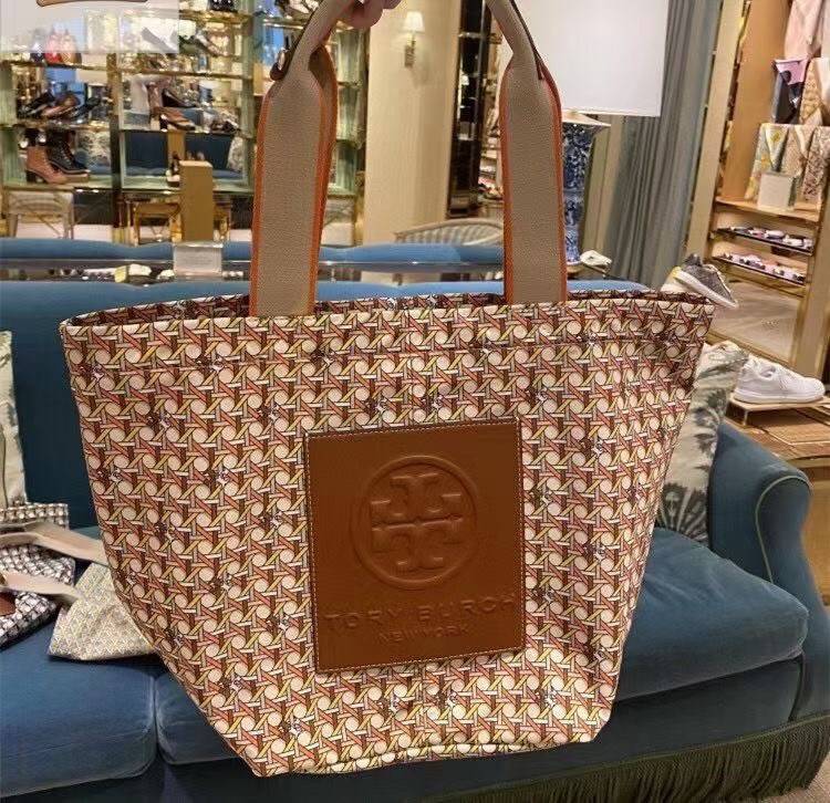 Tory Burch Printed Small Tote Bag กระเป๋าถือแบรนด์ทอรี่เบิร์ช ลายปริ้นท์สวยๆ ด้านหน้าเป็น brown logo patch embossed ป้ายหนังแท้สีน้ำตาล ปั๊มนูนโลโก้เป็นเทกเจอร์ วัสดุ100%recycled polyester คอลเลคชั่นใหม่สำหรับฤดูกาลนี้ สามารถบรรจุของได้หลากหลาย ทั้งยังมีด
