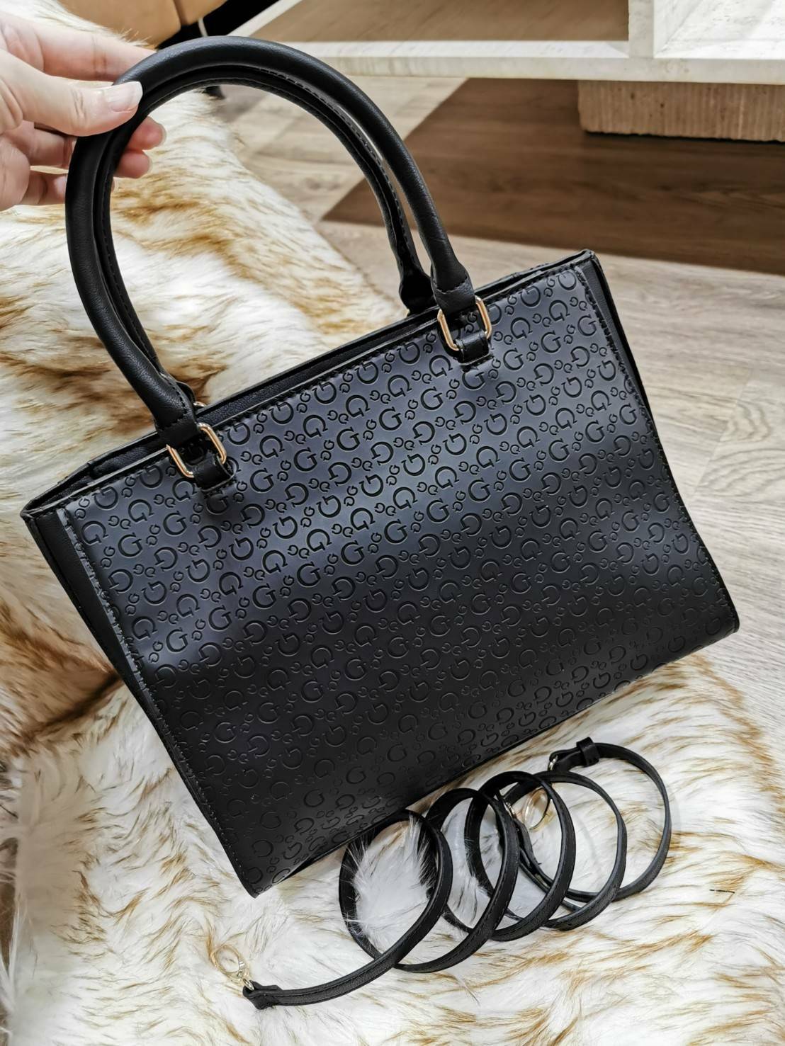 GUESS SINGNATURE SHOPPER BAG กระเป๋าถือหรือสะพายรุ่นล่าสุดจาก GUESS FACTORY หนังสวยอยู่ทรงปั้มลาย Singnature Brand รอบใบ ด้านหน้าประดับโลโก้แบรนด์ หูหิ้วเเข็งเเรงพับลงได้ เปิดปิดด้วยซิปสะดวกใช้ ขนาดกำลังดี ภายในมีช่องซิปและช่องใส่ของ กว้างและจุ น้ำหนักเบา