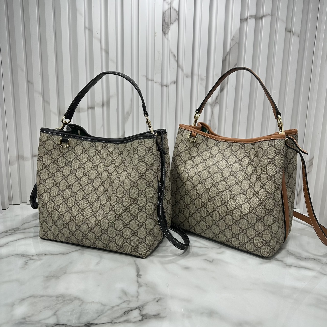 10" ORI หนังแท้ | Gucci GG Emblem Medum bucket bag กระเป๋าสะพายทรงบัคเก็ตใบใหญ่ คอลใหม่ตีความประวัติศาสตร์แห่งความสง่างามและงานฝีมือของแบรนด์ขึ้นใหม่