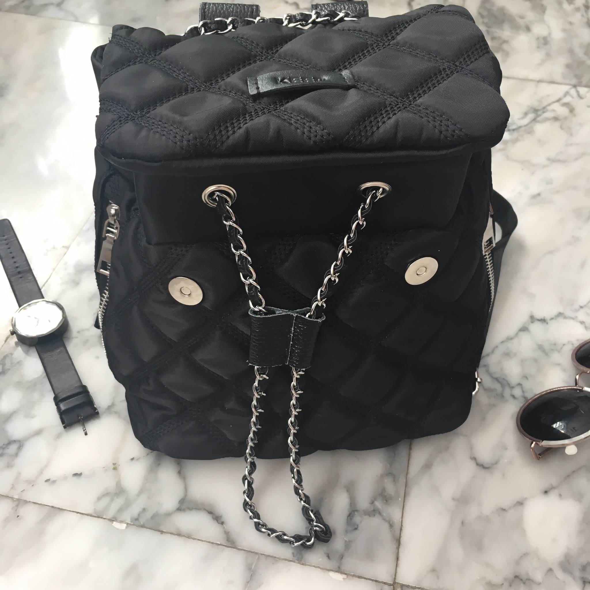 กระเป๋าเป้!!! ทรงน่ารักมากๆๆๆ จากแบรนด์ KEEP รุ่น Monster bite backpack #จุดเด่นที่ >ตัวกระเป๋าทำจากผ้าไนล่อนเนื้อดี ตีลายตาราง >น้ำหนักเบามาก เพียงแค่ 4 ขีดเท่านั้น >สามารถปรับสายโซ่ สะพายไหล่ได้คะ >ขนาดกระเป๋ากำลังดีคะ ใส่ กปต ยาว มือถือได้