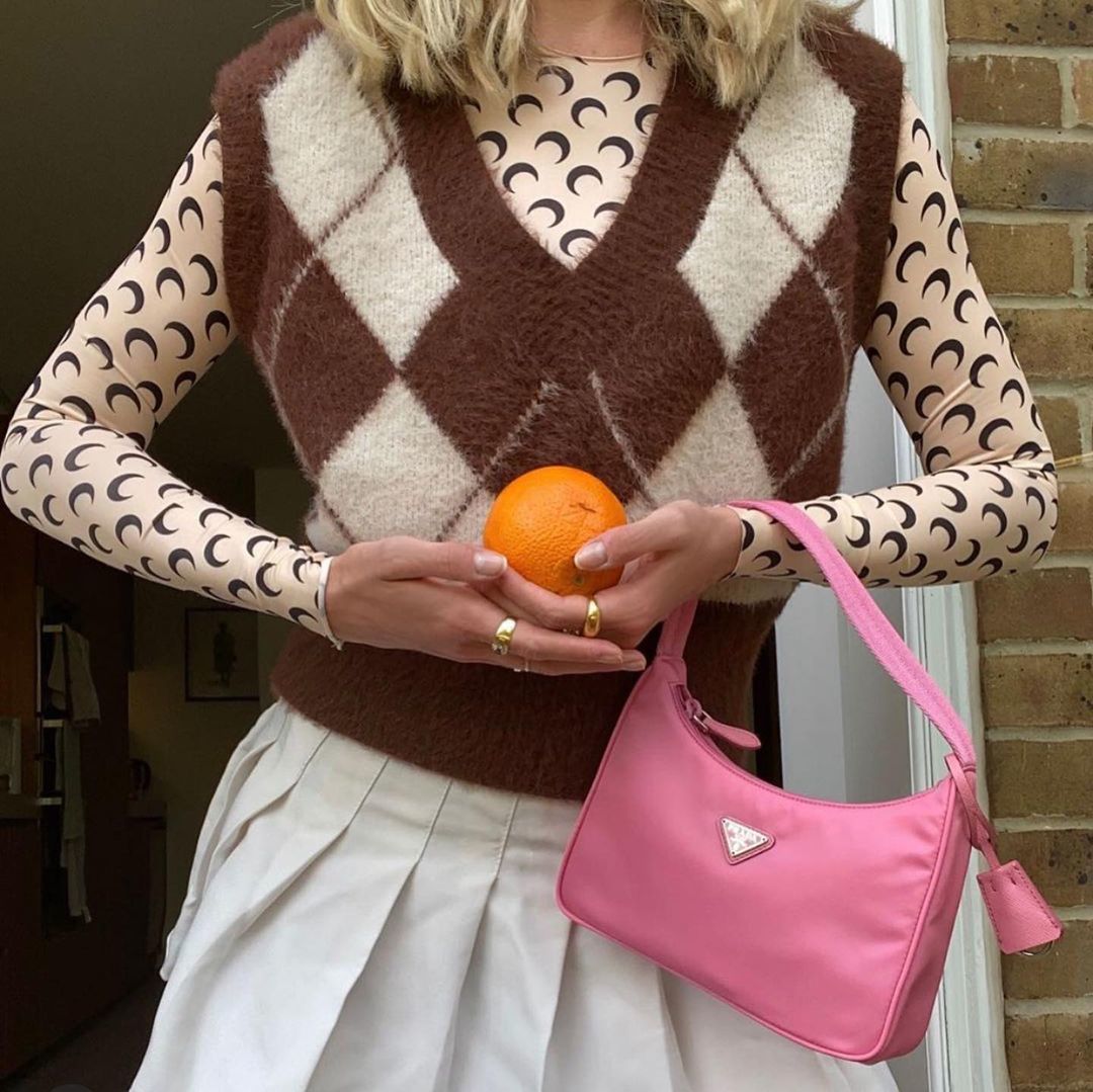 PRADA Nylon Mini Bag รุ่นใหม่แนะนำ!! พร้อมส่งครบ4สี รุ่นขายดีในตำนานค่ะ PRADA NYLON HANDBAGS ขนาดกะทัดรัด **อะไหล่เงิน วัสดุทำจากผ้าNylon อย่างหนา อยู่ทรง กันน้ำได้ หายห่วงคะ ด้านหน้ามีโลโก้แบรนด์ เปิดปิดด้วยซิป มาพร้อมสายผ้า ไม่สามา