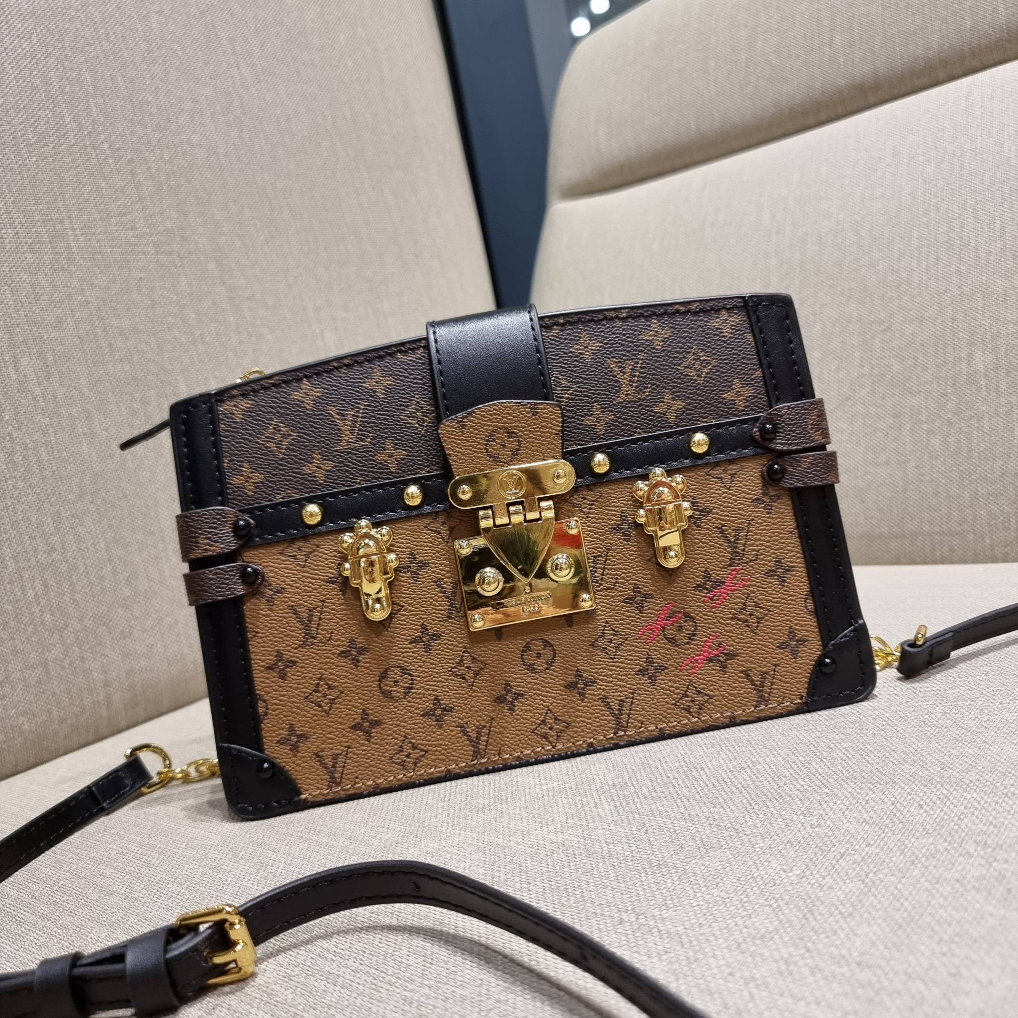 LOUIS VUITTON TRUNK CLUTCH Monogram / LV TRUNK CLUTCH กระเป๋าสะพายกึ่งคลัทช์ ทรงสวย ที่สาวๆเรียกร้อง วัสดุหนังแคนวาส ดีไซน์ทุกอย่างได้ลงตัว หรูหรา ปากกระเป๋ามีสายคาดล็อค และช่องซิปปิด ภายในแบ่งสัดส่วนไว้ดีมากๆ มาพร้อมสายสะพายโซ่สลับหนัง ที่ถอดออกได้ พกเป็
