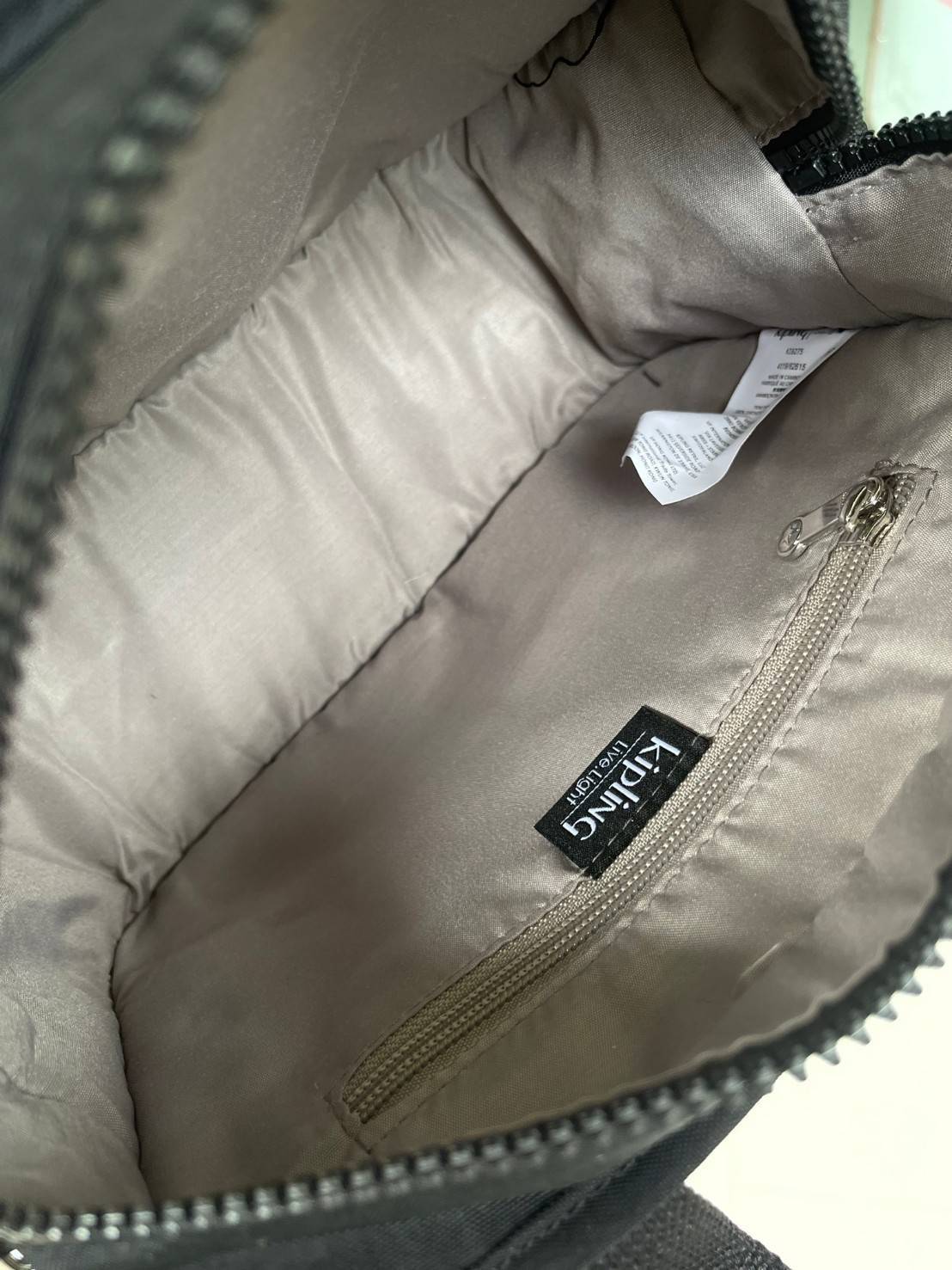 Kipling Kirsty Small Handbag (KI6275) กระเป๋าถือหรือสะพายทรงcrossbody จากคอลเลคชั่นใหม่ล่าสุด ที่เน้นฟังก์ชั่นแบบไม่ซับซ้อน สีสันเรัยบง่ายเข้าได้กับสีเสื้อผ้าได้ดี สามารถใส่ของที่จำเป็นสำหรับผู้หญิงได้แทบทุกอย่างไม่ว่าจะเป็น มือถือ กระเป๋าสตางค์หรือเครื่อ