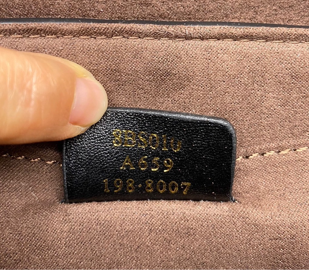 FENDI KAN leather bag เกรดออริจินอล สลับแท้ ด้วยสีและลวดลายคลาสสิกตามแบบแบรนด์ เข้าได้กับสาวๆ ทุกสไตล์ บ่งบอกความเป็น FF ได้อย่างสมบูรณ์แบบ โทนสีแมตช์กับเสื้อผ้าได้ง่าย