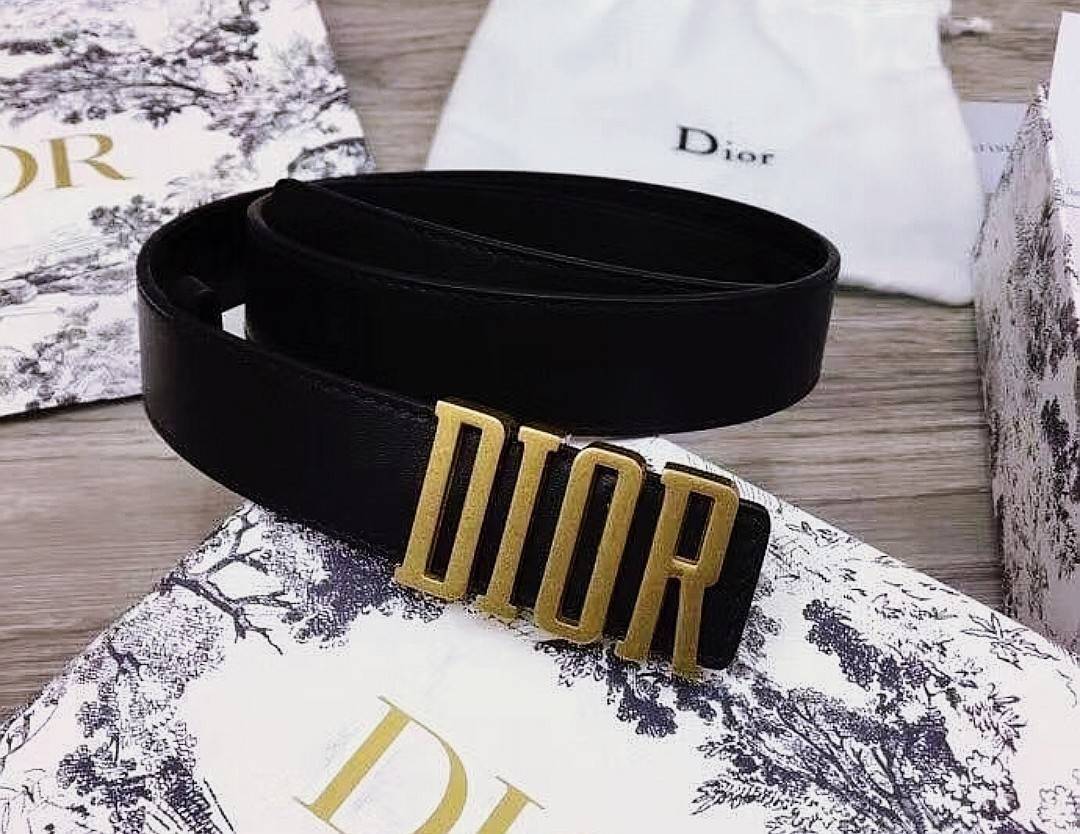 "Dior" Belts 3D Logo VIP Gift With Purchase GWP พรีเมี่ยมกิ๊ฟ Limited จาก Christian Dior Perfume Dutyfree Counter ดีไซน์สุดคลาสสิคหัวเข็มขัด Vintage วัสดุ 3D Gold Metal สายหนังแท้สีดำปรับระดับได้ Black & Gold เข้าได้กับทุกลุ๊คทุกสไตล์การเเต่งตัว