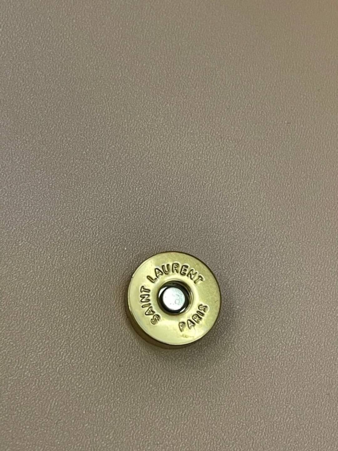 หนังแท้ YSL Yves Saint Laurent small leather shoulder bag กระเป๋าสะพายทรงเหลี่ยมแนวตั้งดีไซน์สวยหรูอยู่ทรงมีโลโก้แบรนด์ด้านหน้า อะไหล่ทองสวยหรู ภายในโล่งกว้าง สายสะพายหนังยาวปรับระดับได้ Rare items เด็ดๆแบบนี้ห้ามพลาด!