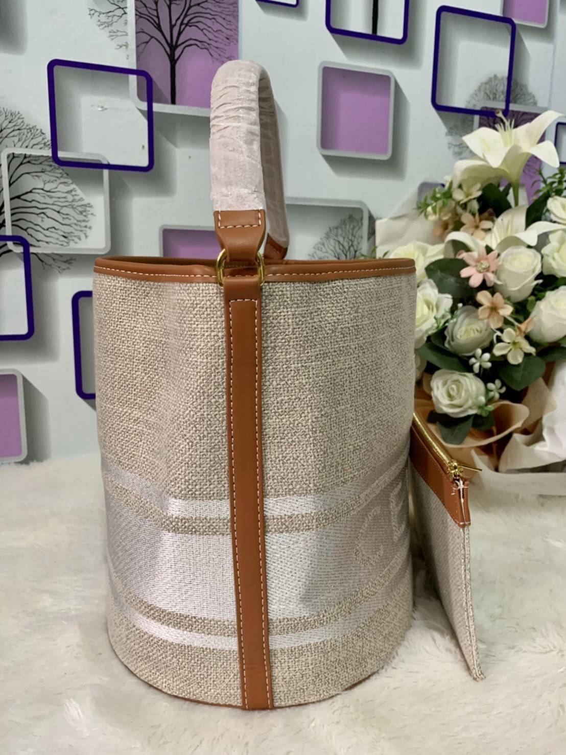 VIP 🥂 CELINE TEXTILE BUCKET BAG VIP / Celine Bucket Bag Beige / Tan วัสดุ Textile Canvas & CalfSkin ดีไซน์ทรง Bucket มาพร้อม Clutch ใบเล็กเข้าชุด ซื้อ 1 ได้ถึง 2 เป็นอีกหนึ่งรุ่นฮิตกันมาก งานสะไตล์วินเทจ ขนาดกำลังดี ผ้าเนื้อหนาค่ะ งานสวยตั้งอยู่ทร