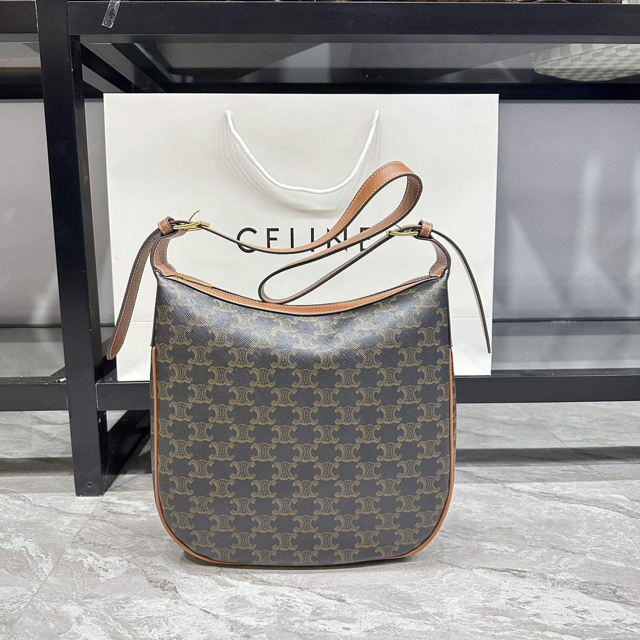 CELINE MEDIUM HELOÏSE BAG CUIR TRIOMPHE in supple / Celine Hobo Bag กระเป๋าสะพายทรงโฮโบ รุ่นฮอตตลอดไม่มีเอ้าท์ ใบใหญ่จะสัมภาระได้เยอะ สวยคลาสสิค เกรดออริ 1:1