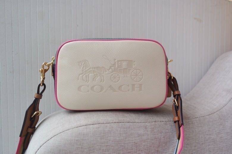 COACH JES CONVERTIBLE BELT BAG IN COLORBLOCK 2IN1 !! กระเป๋าคาดอก/สะพายข้าง ใช้ได้ถึง 2 แบบ!! คุ้มค่ามากที่สุด!! วัสดุหนัง pepble ดีไซน์เรียบ แต่หรู ภายในเป็นช่องโล่ง ใบนี้สาวๆที่ไม่ชอบพกของเยอะ เหมาะมากๆน้า 🙇♀️ ของดีราคาจับต้องได้ ไอเท็มนี