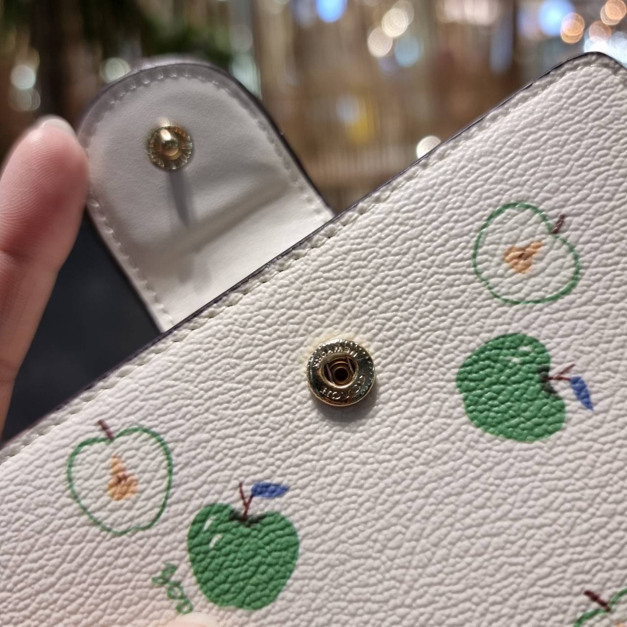 COACH C4117 MEDIUM CORNER ZIP WALLET IN SIGNATURE CANVAS WITH APPLE PRINT ดีไซน์ใหม่ล่าสุด!! คอลเลคชั่นลายพริ้นท์แอปเปิ้ลแดงโดดเด่นบนพื้นลายซิกเนเจอร์ เพิ่มลูกเล่นให้กระเป๋าสตางค์ของคุณ กระเป๋าสตางค์ใบกลาง ขนาดกำลังเหมาะมือ วัสดุหนังแคนวาส ดูแลรักษาง่าย ม