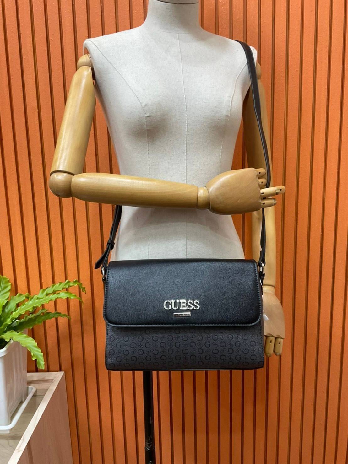 ของแท้ 💯% 】Guess Brit Crossbody Bag in Charcoal Signature Faux Leather and G Monogram Print with Black Leather Flap - Women's Sling Bag กระเป๋าสะพาย Crossbody ทรงเหลี่ยม รุ่นยอดนิยมอีกรุ่นหนึ่งของ Guess ตัวหนังคือดีงามทรงสวย หนังนิ่มน่าใช้มาก